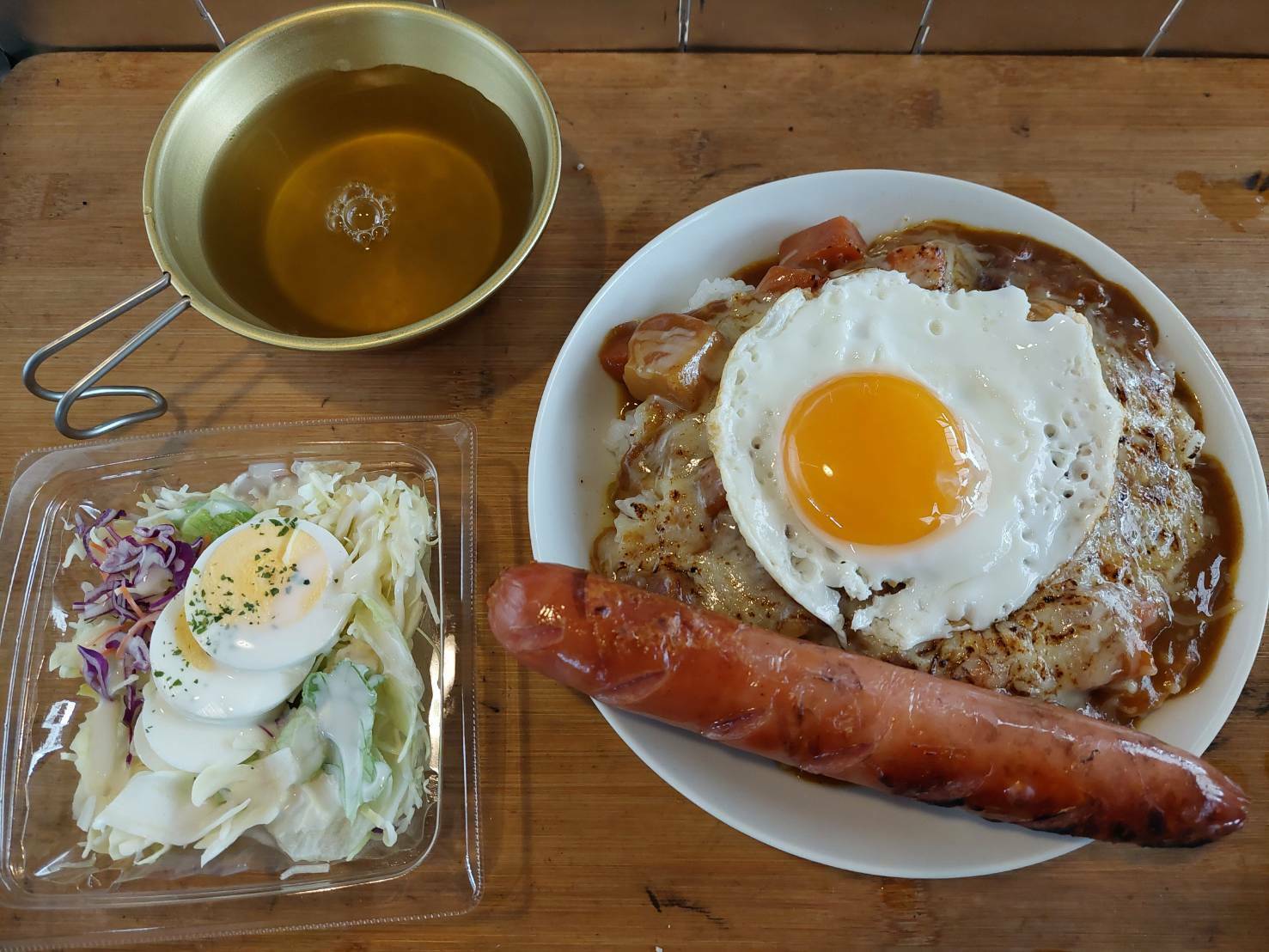 レトルトカレーにコンビニのフランクフルトの手抜き飯が最高に美味しい。