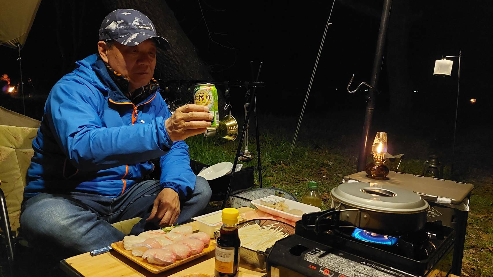 ビールとスーパーのお寿司で乾杯（キャンプ歴４０年以上の私の父）