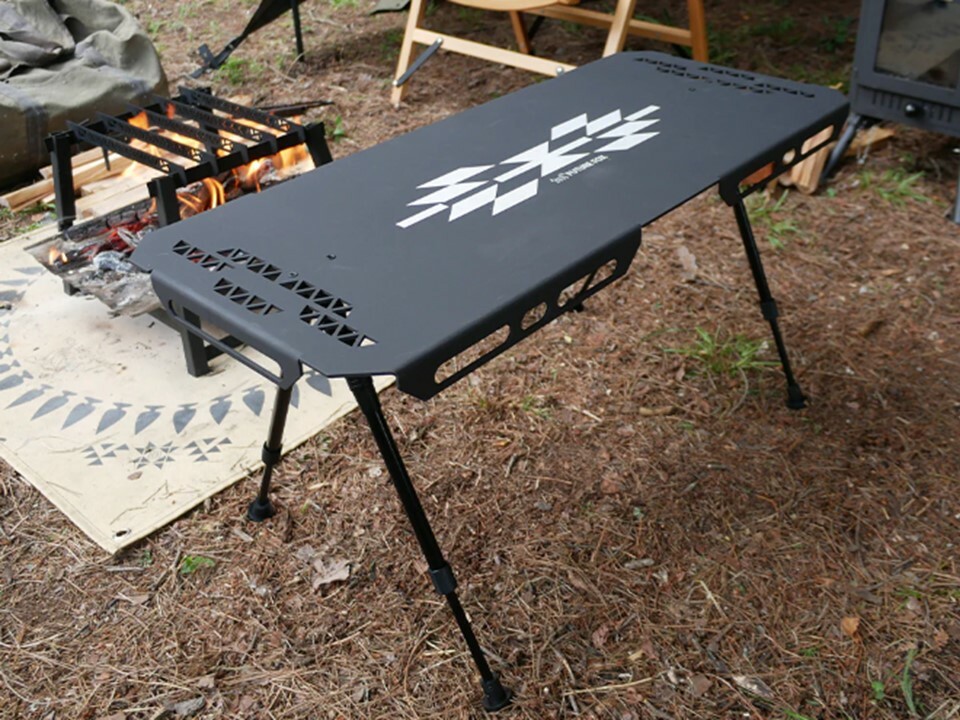 信州発アウトドアブランドのキャンプ用テーブルが機能的なのにカッコよ 