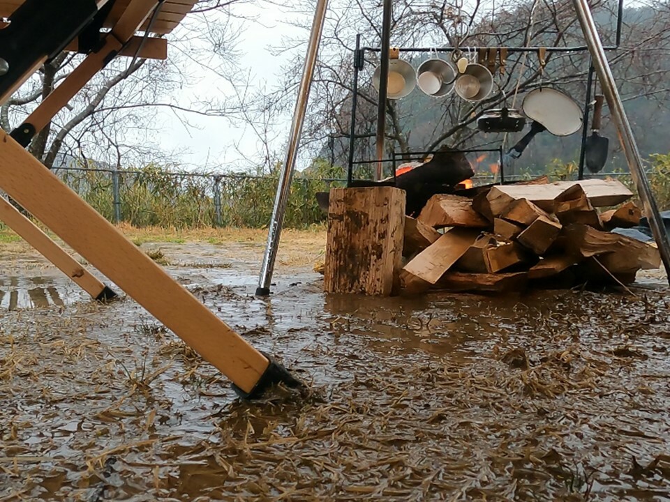 雨の中の焚き火