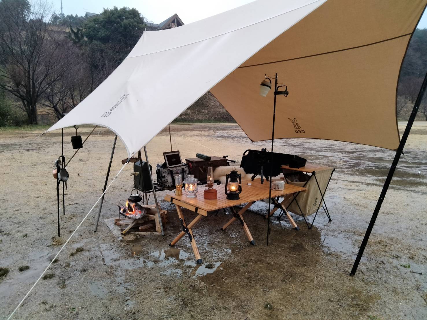 雨の日もタープの下で焚き火