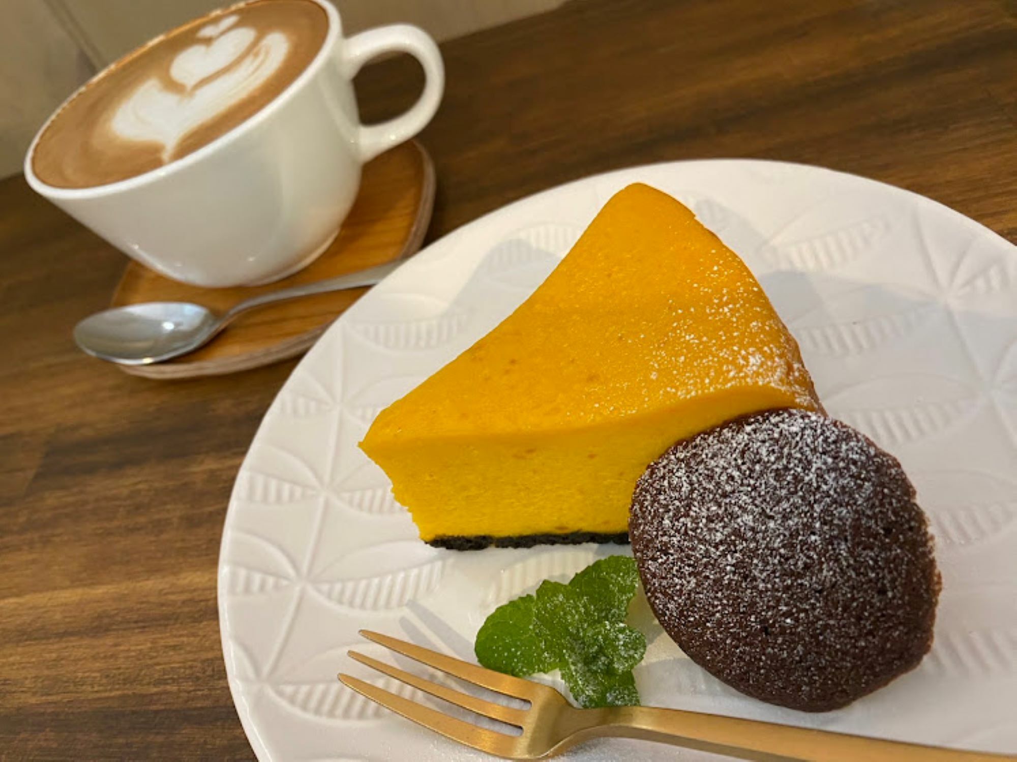 かぼちゃのベイクドチーズケーキとカフェラテ