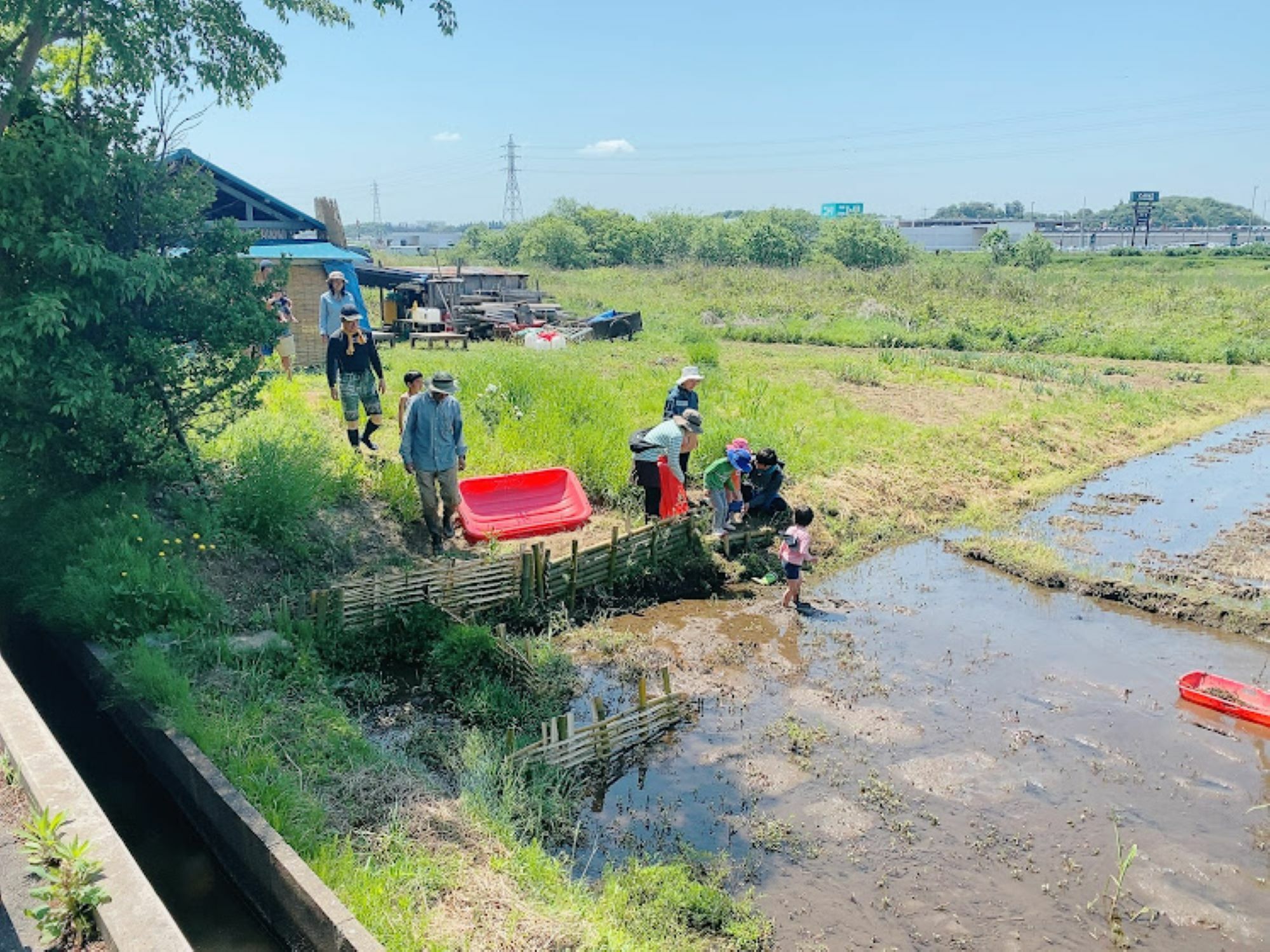 ソリも持って、いざ田んぼへ！