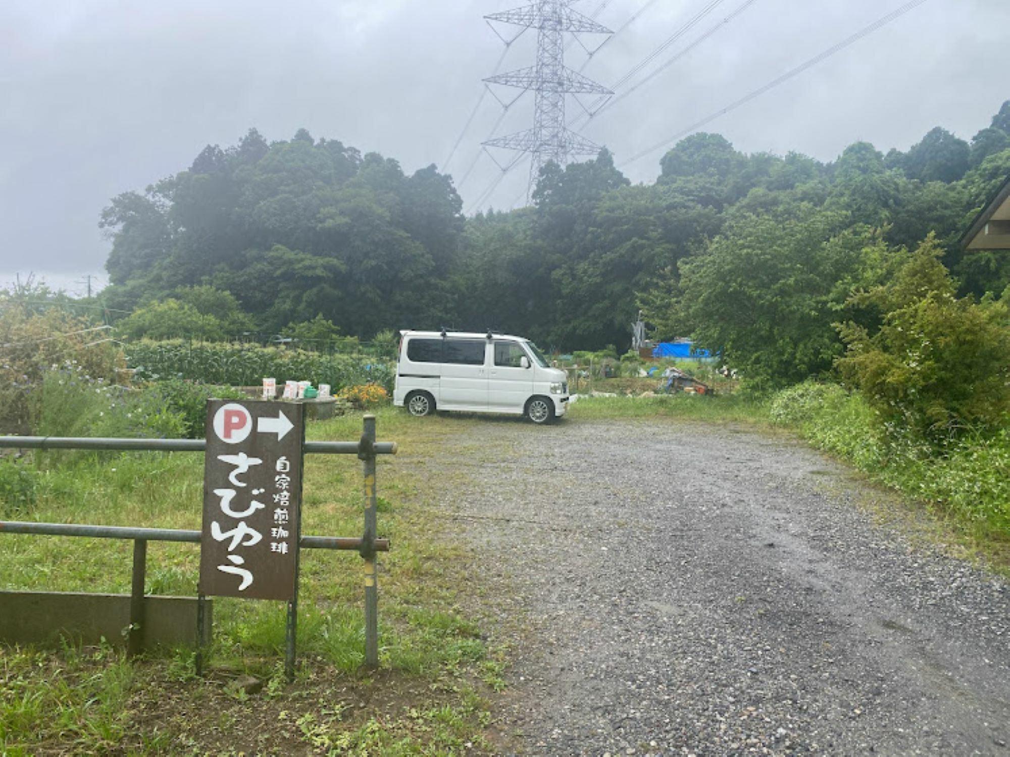 店舗裏手にある駐車場。