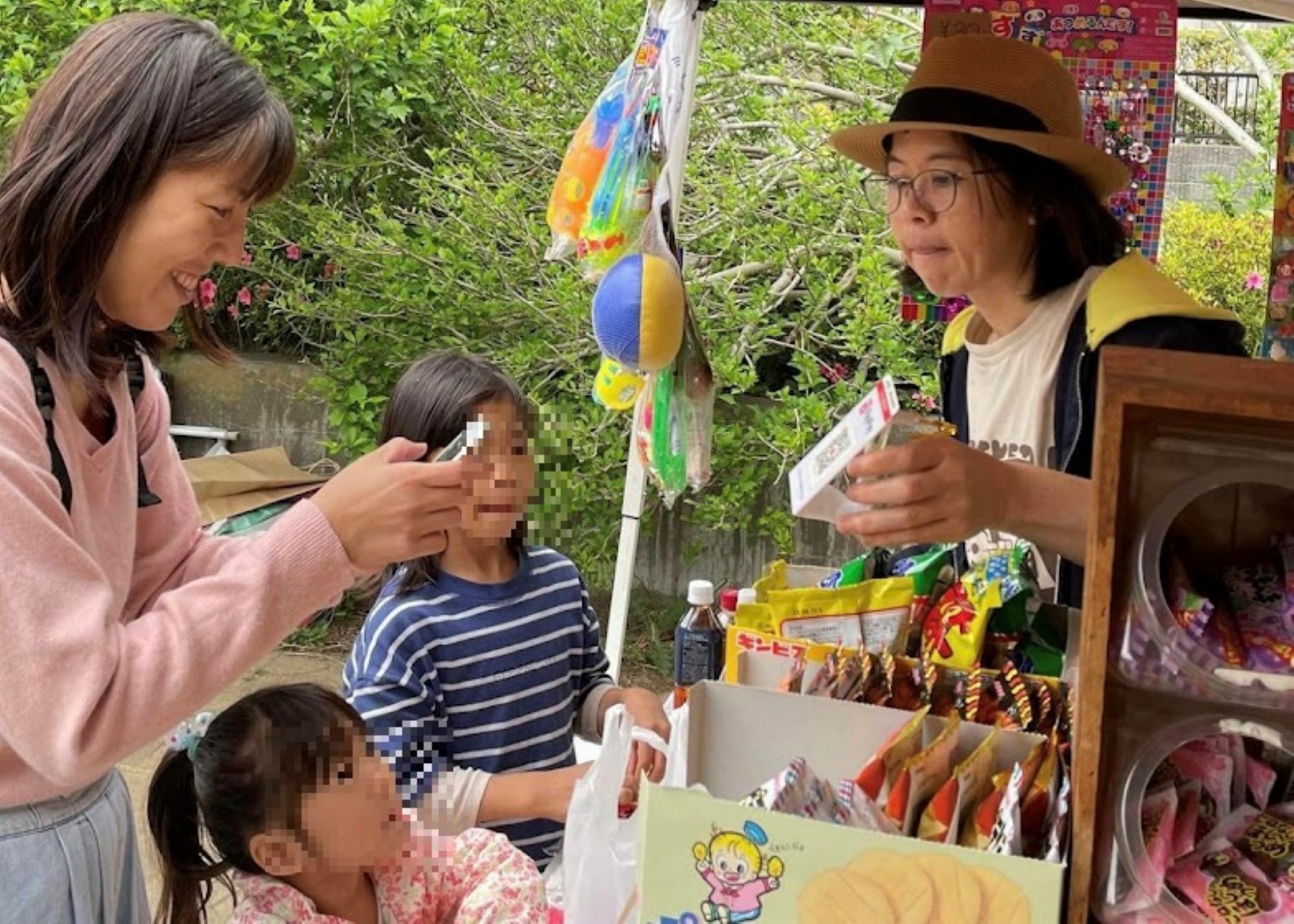 こどもに大人気！　滝口酒店さんの駄菓子屋（画像は前回「森の美術館＆さくら哲学カフェ」開催時のものです。）