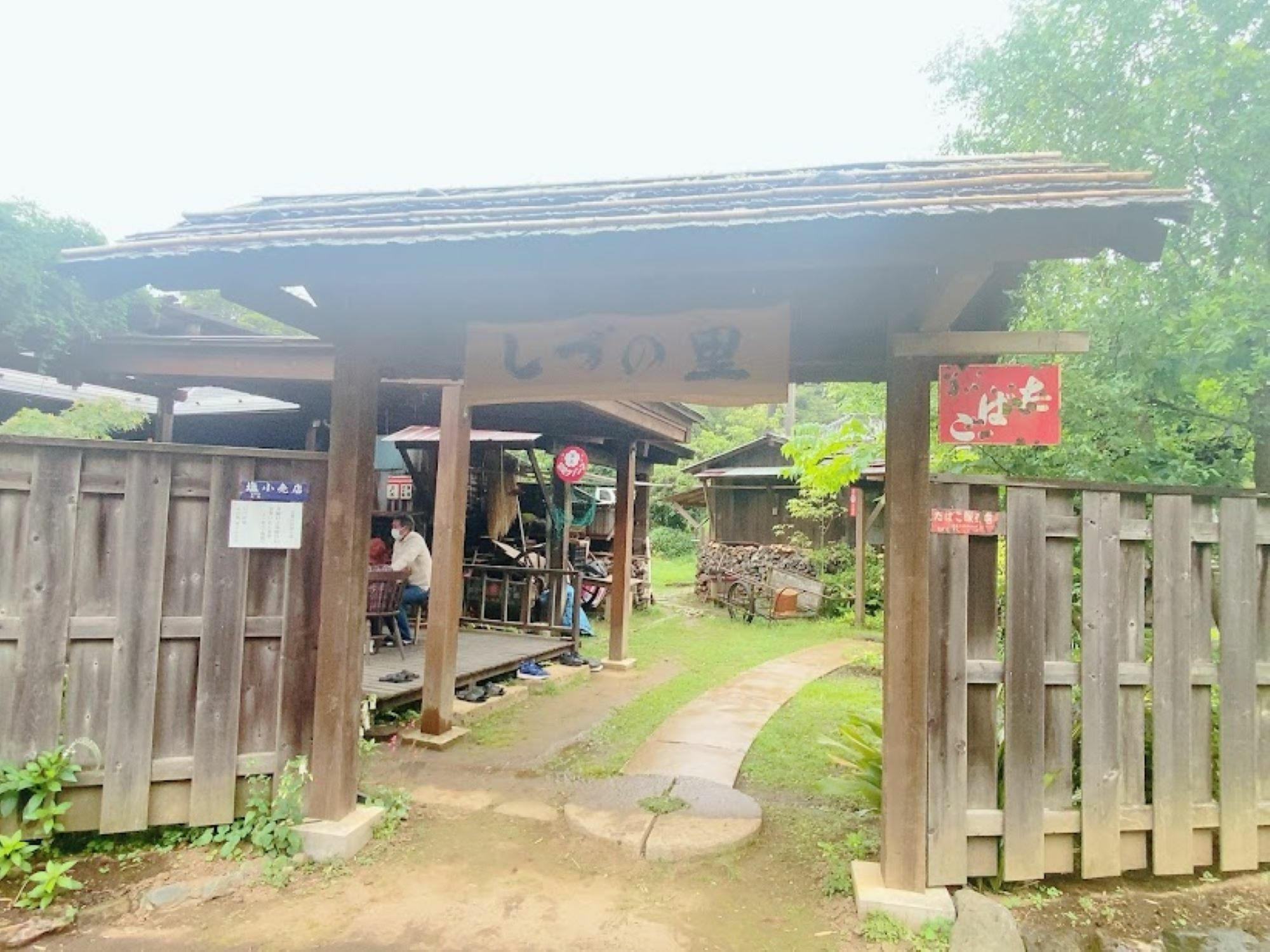 雨の降る中での訪問、写真だと景色が霞んでみえますね。