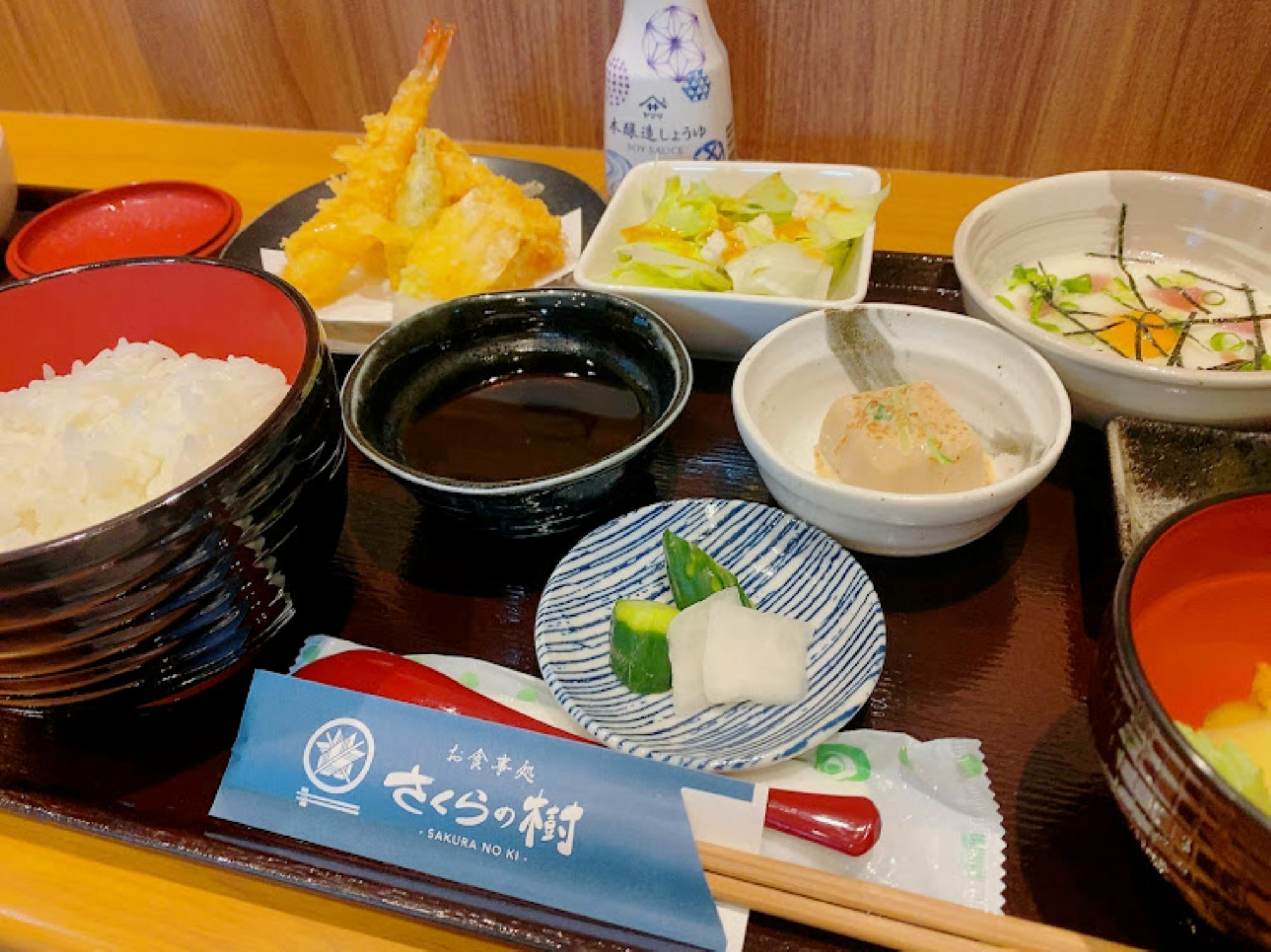 天ぷら盛合せと鮪すき身山かけをチョイス。
