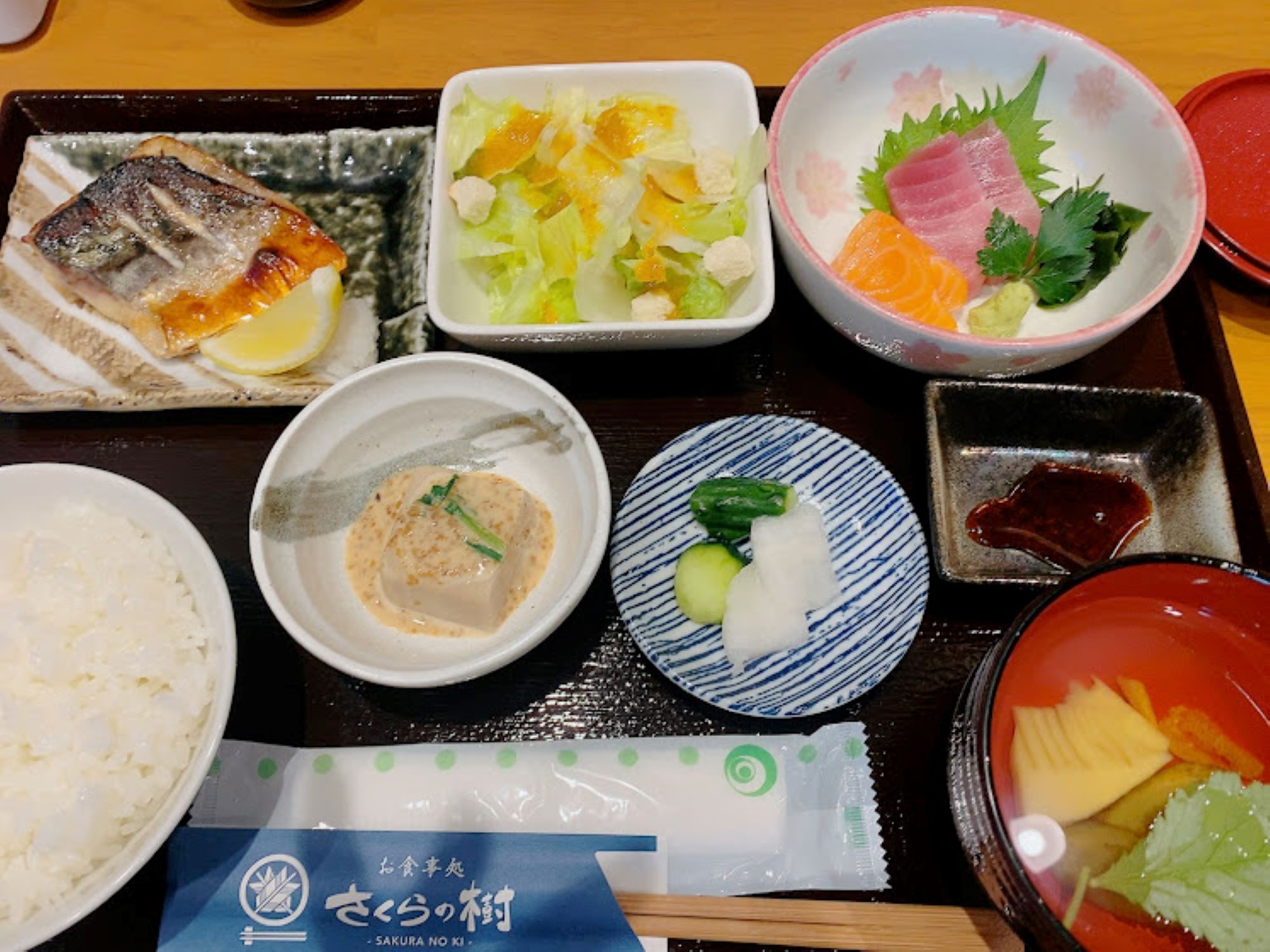 焼き魚（鯖）とお刺身2点盛。魚は仕入れ状況で変わります。