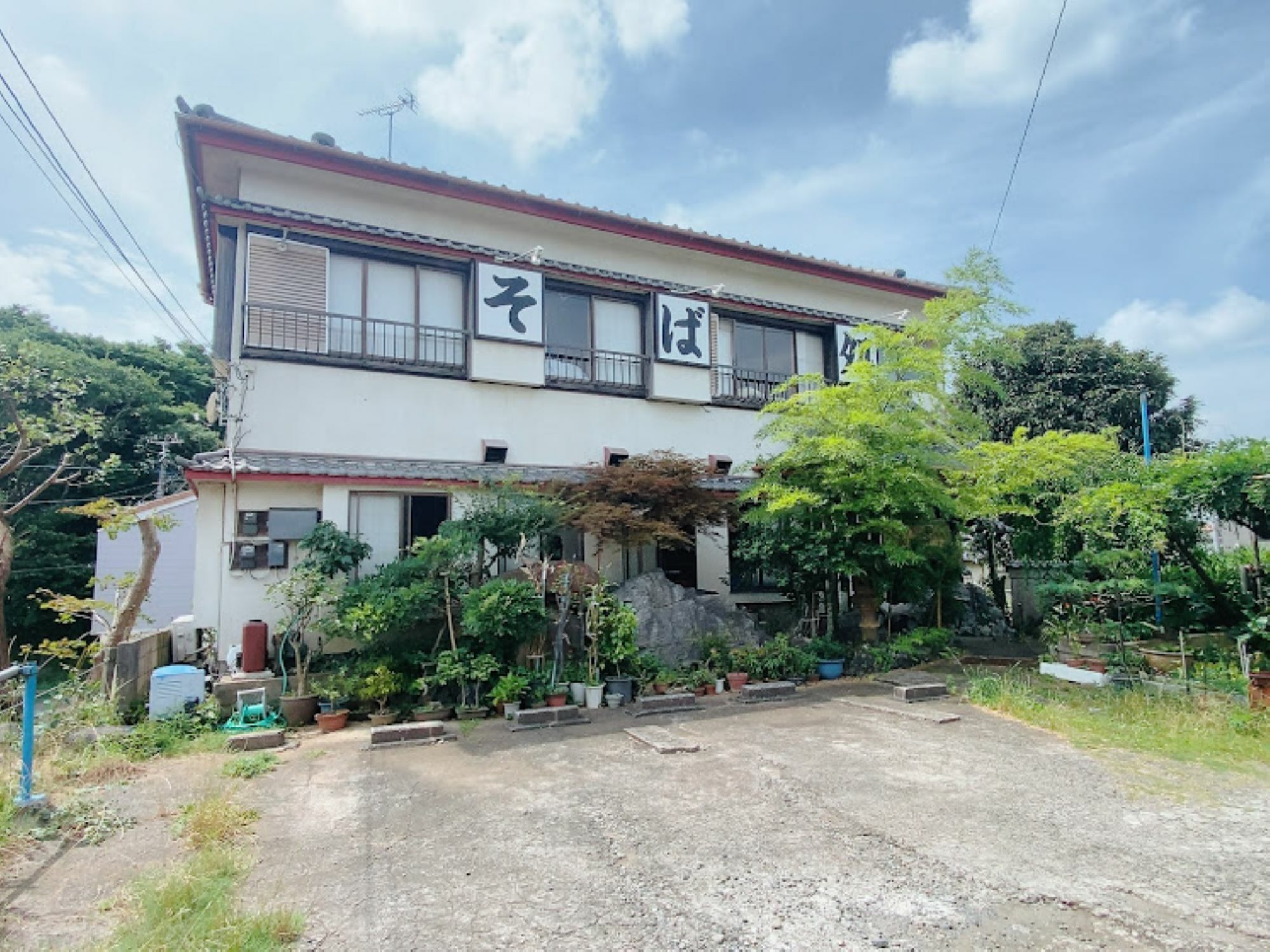 鉄筋の看板を過ぎて奥に行くとお店があります。