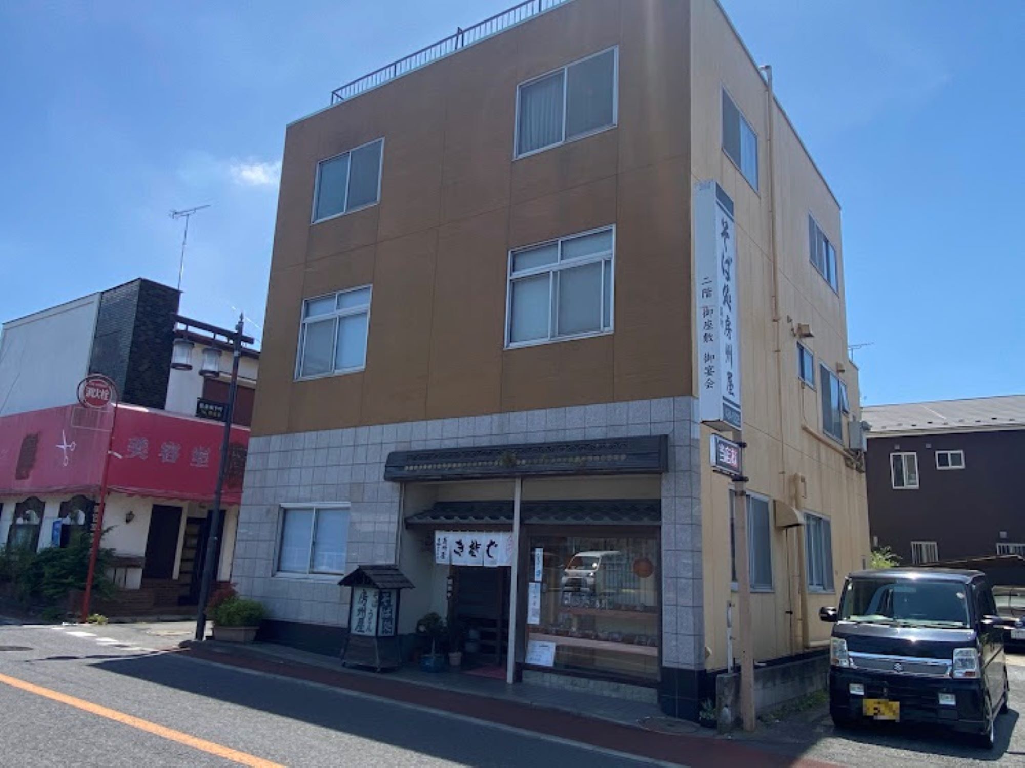 ３階建てのビルの１階に店舗があります。