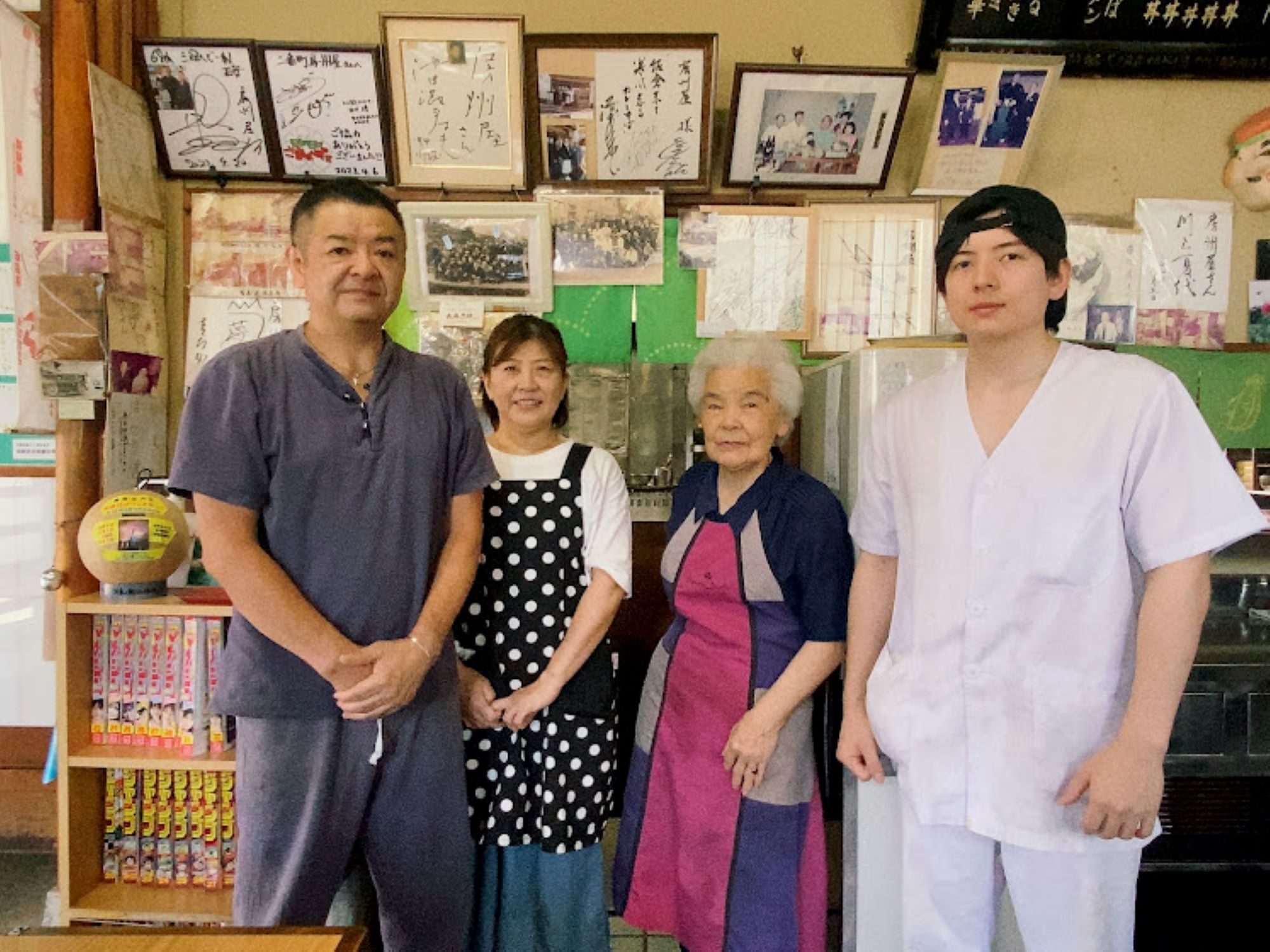 左から3代目店主・3代目女将さん・2代目女将さん・4代目店主