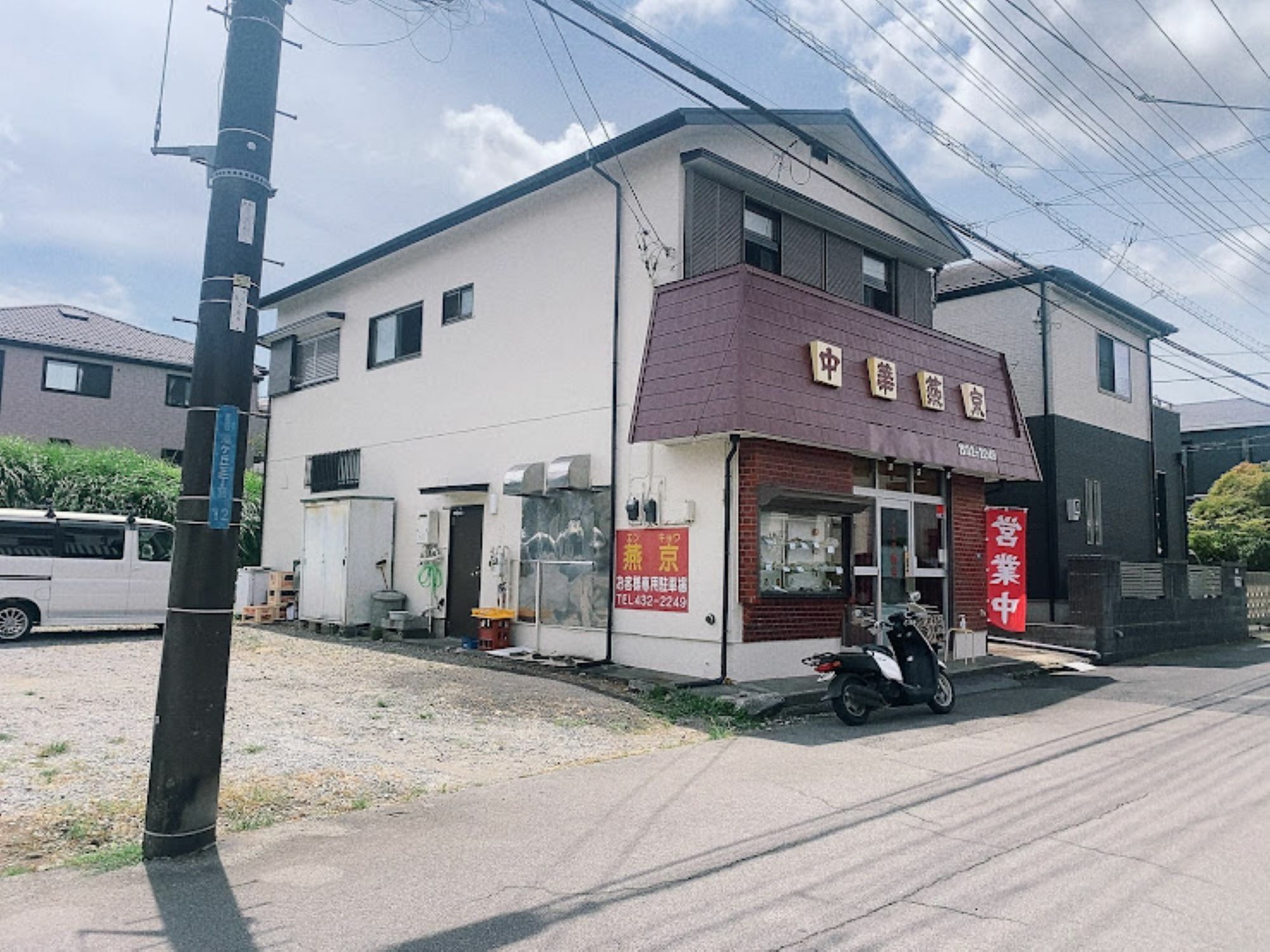 お店の横に駐車場があります。