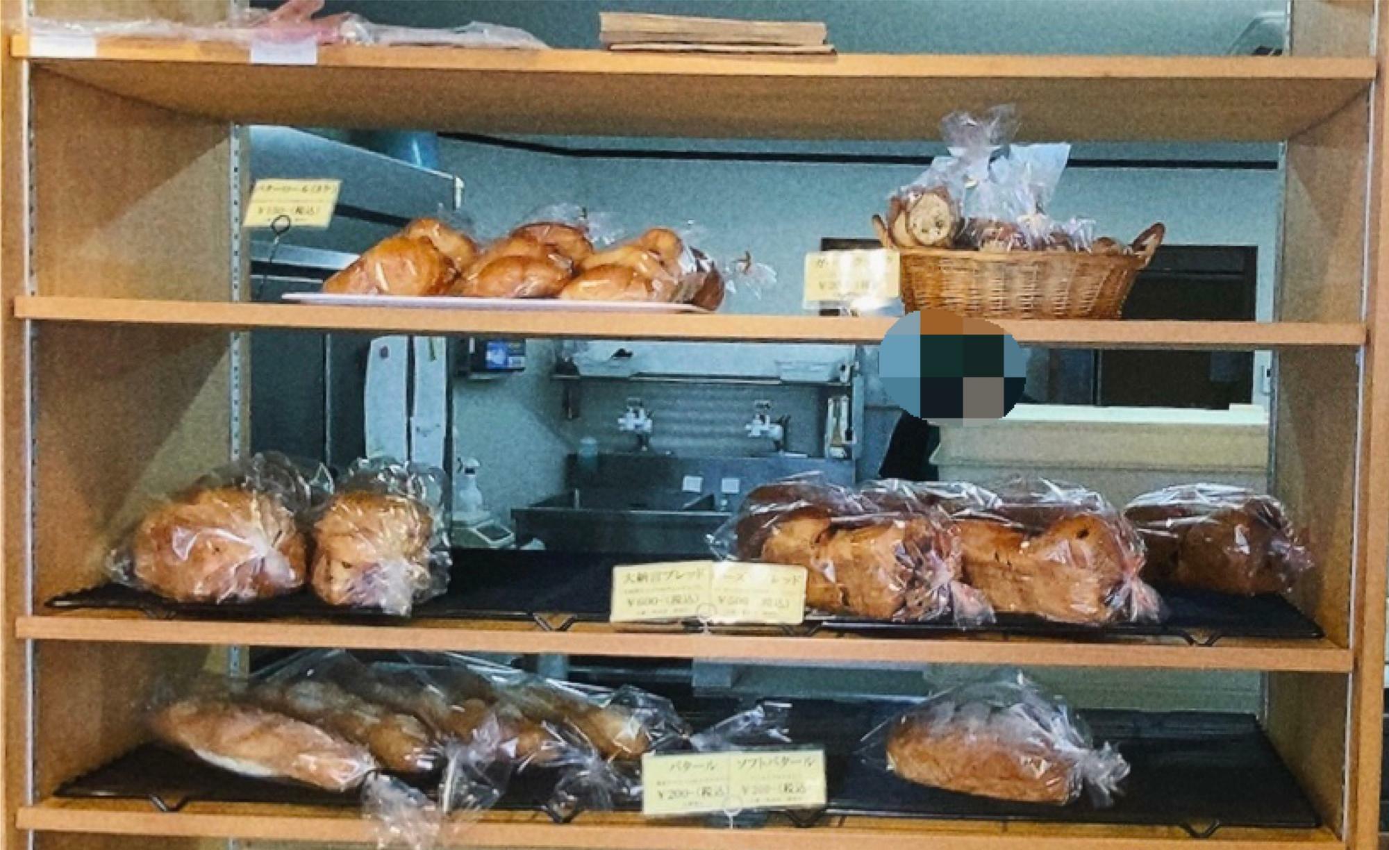 カウンターと厨房の間にある棚にもパンが並びます。
