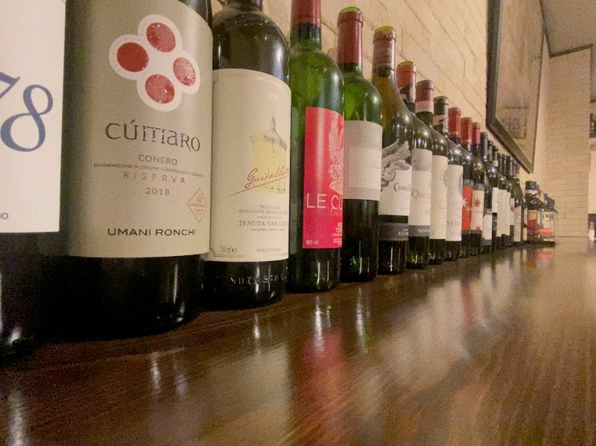 凄い数のワインボトルが並べられています。