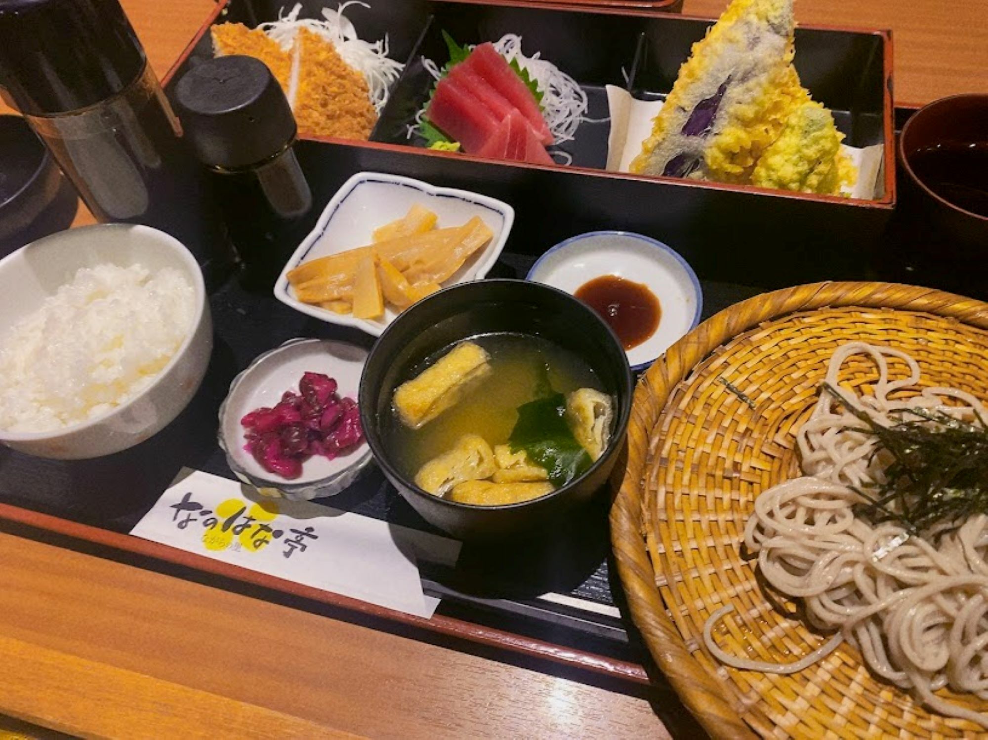 カツにお刺身、天ぷら・お蕎麦と楽しめるよくばり膳