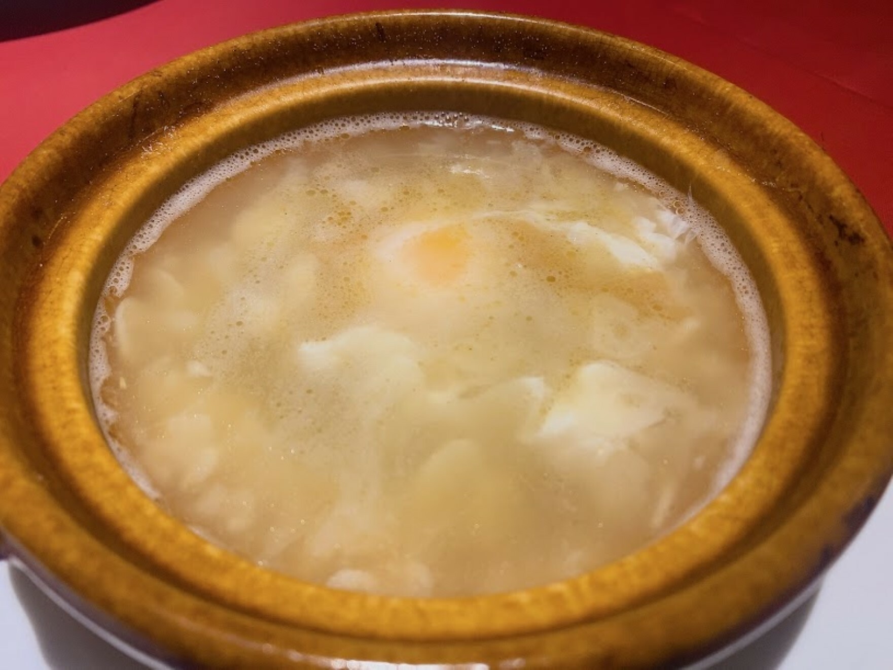 「にんにくスープ」はアツアツの土鍋で提供されます。