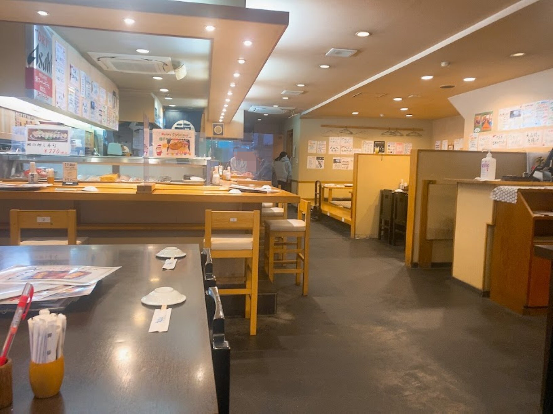 広々とした店内はお寿司屋さんらしくオープンカウンターもあります。