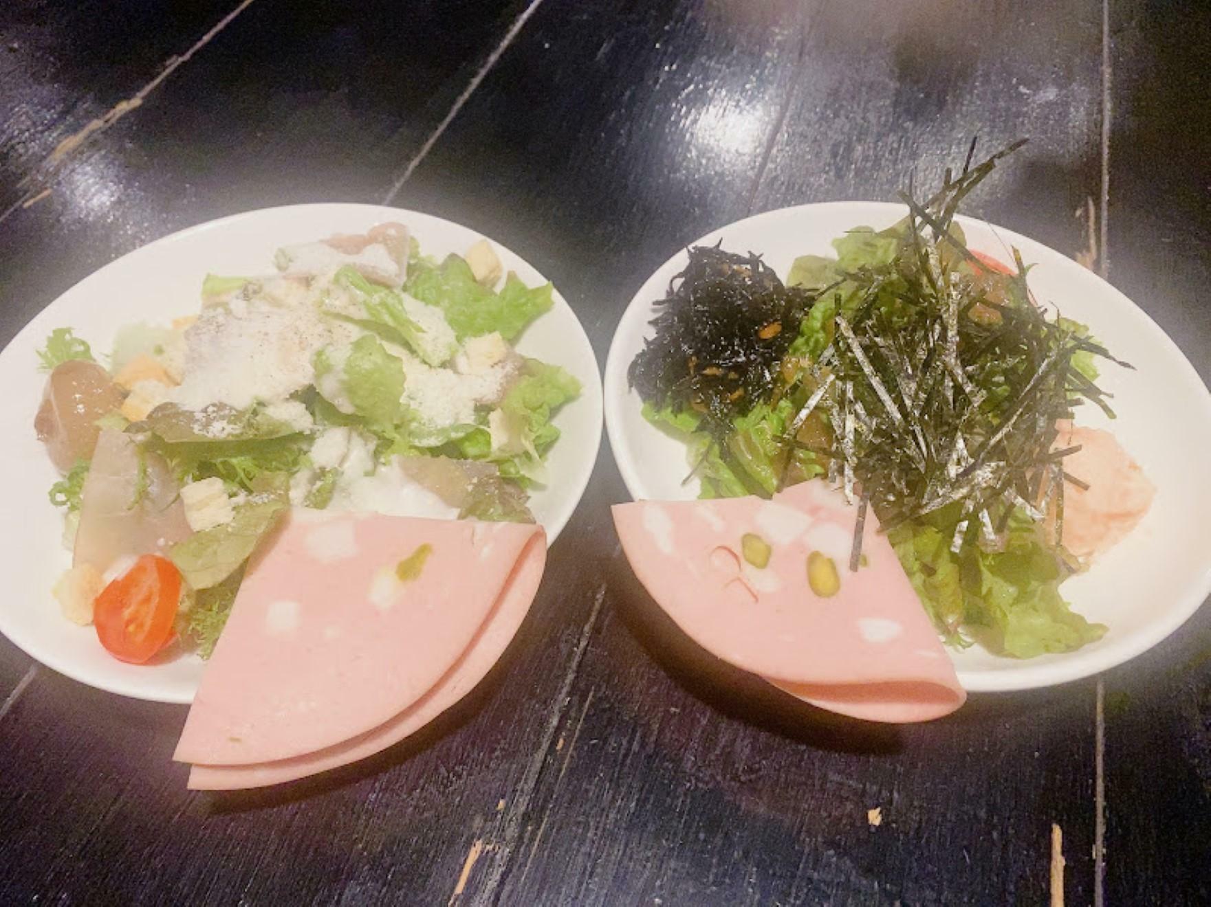 セットのサラダ、シーザー（左）と和風（右）サラダ