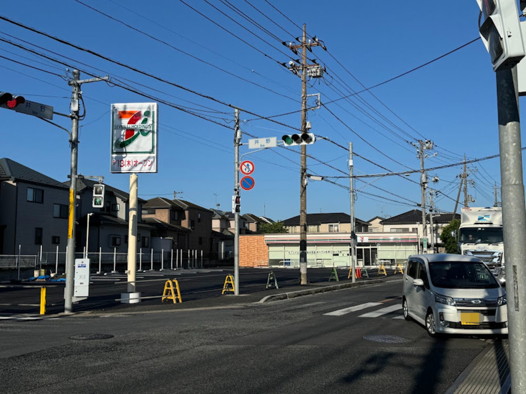 写真奥が国道296号を勝田台方面に向かう道で左が県道155号（上志津原）方面になります。