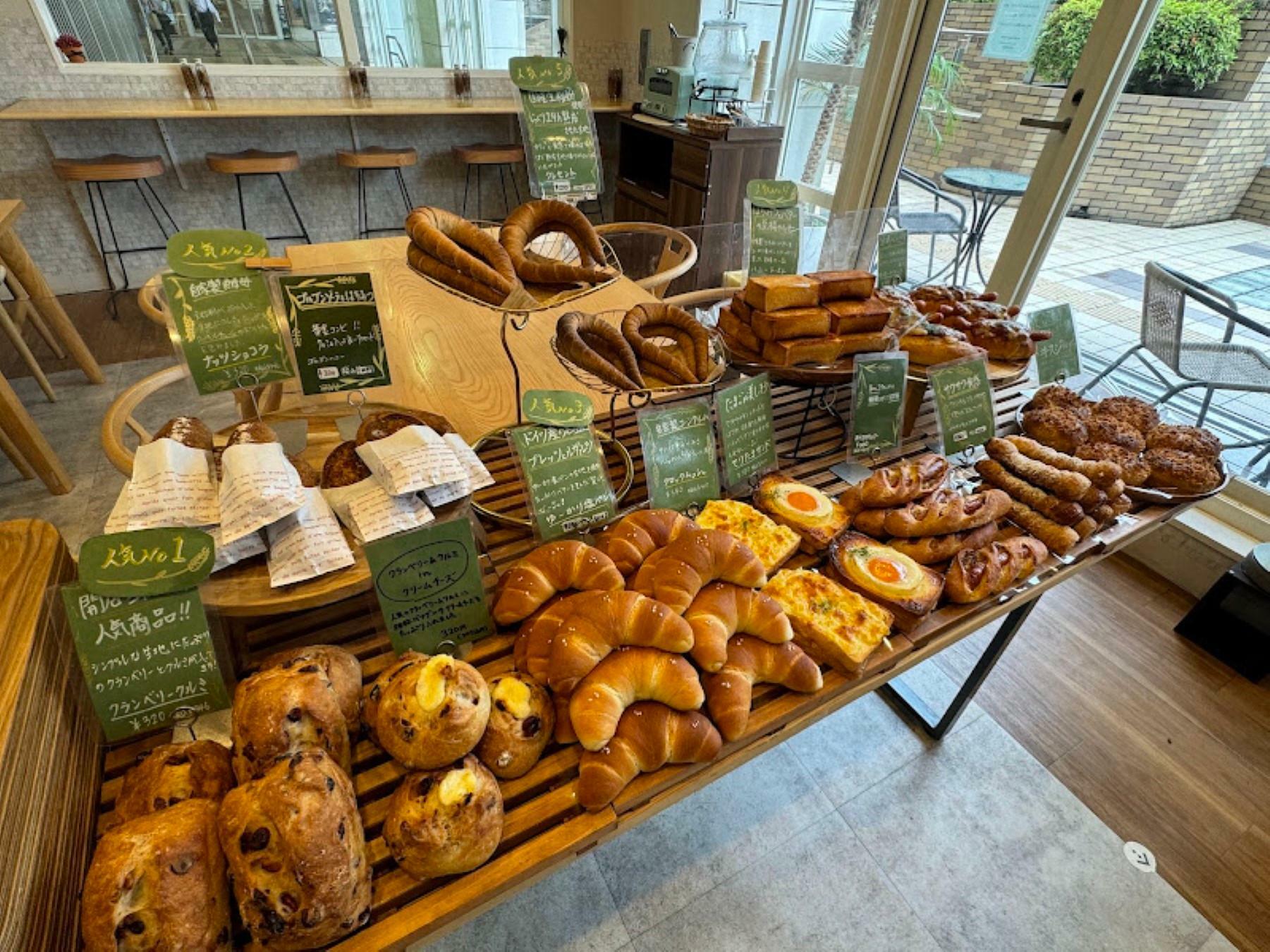 豊富な種類のパンが並びます。