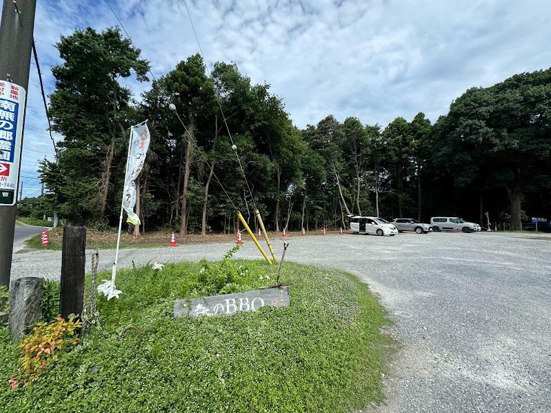 奥の木を伐採して、駐車場も拡張工事中！