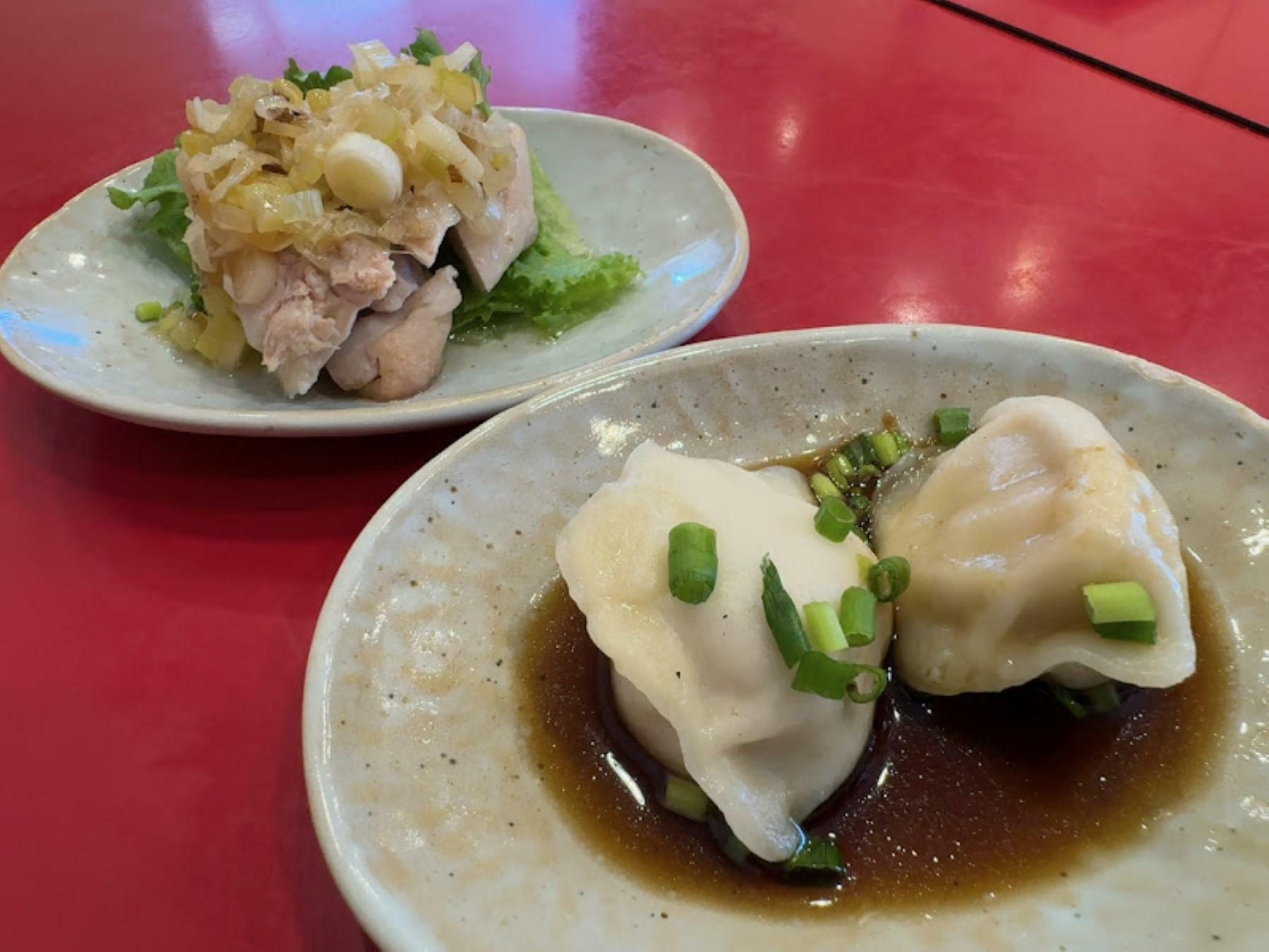 水餃子（右手前）と蒸し鶏の冷菜（左奥）。どちらも絶品！