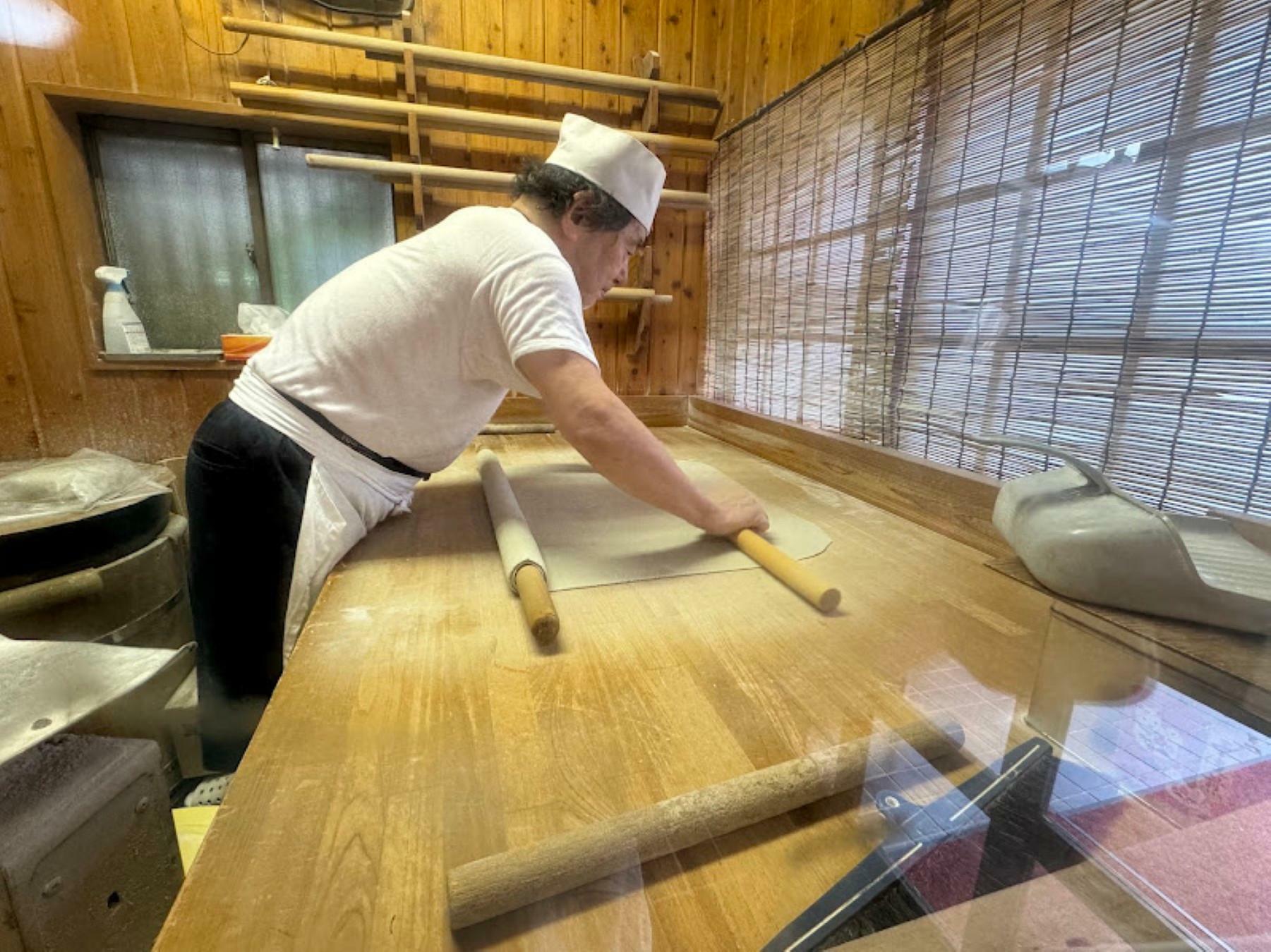 タイミングが良いと麺打ちの作業を見ることができます。