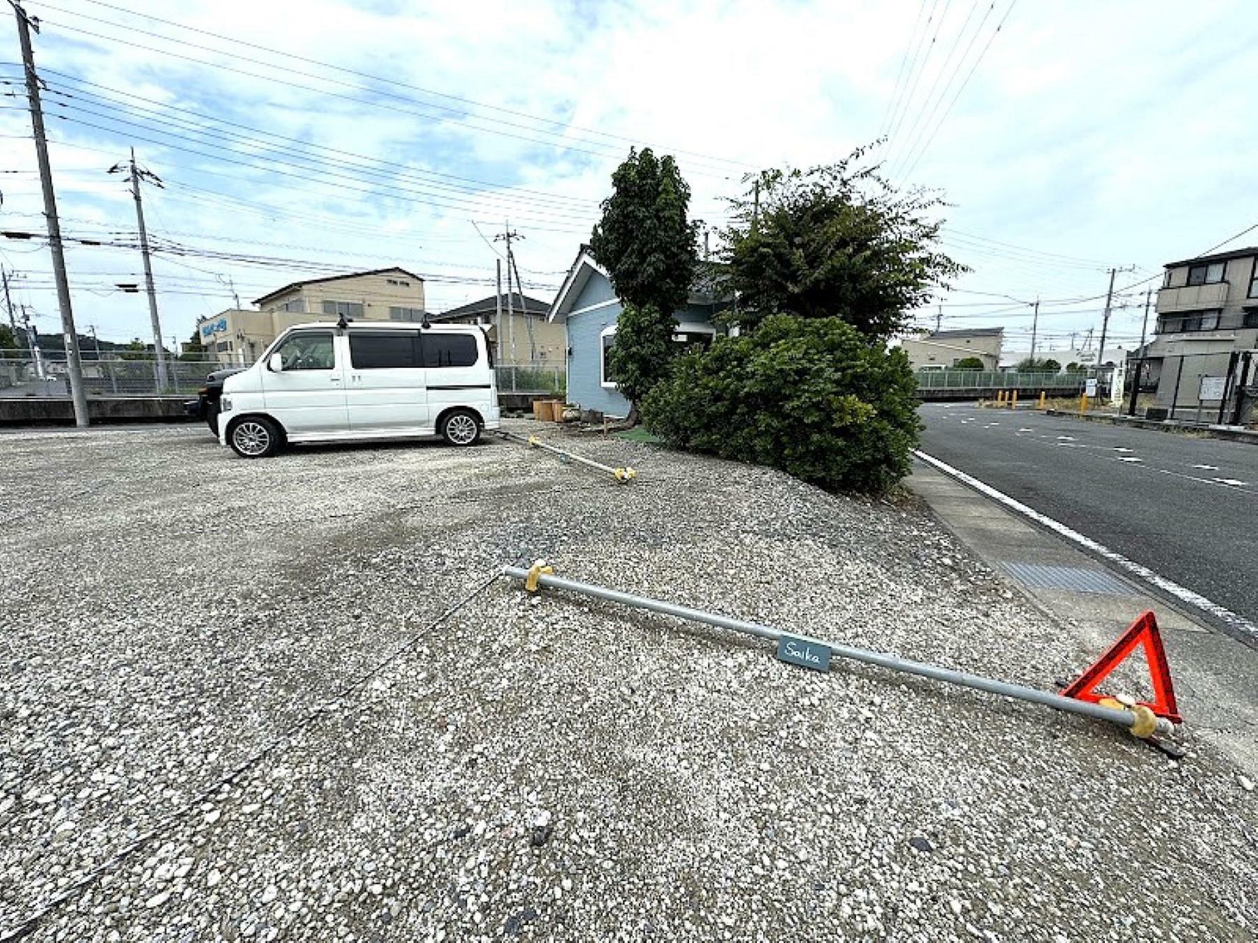 砂利の駐車場のお店側に5台分の駐車スペースがあります。