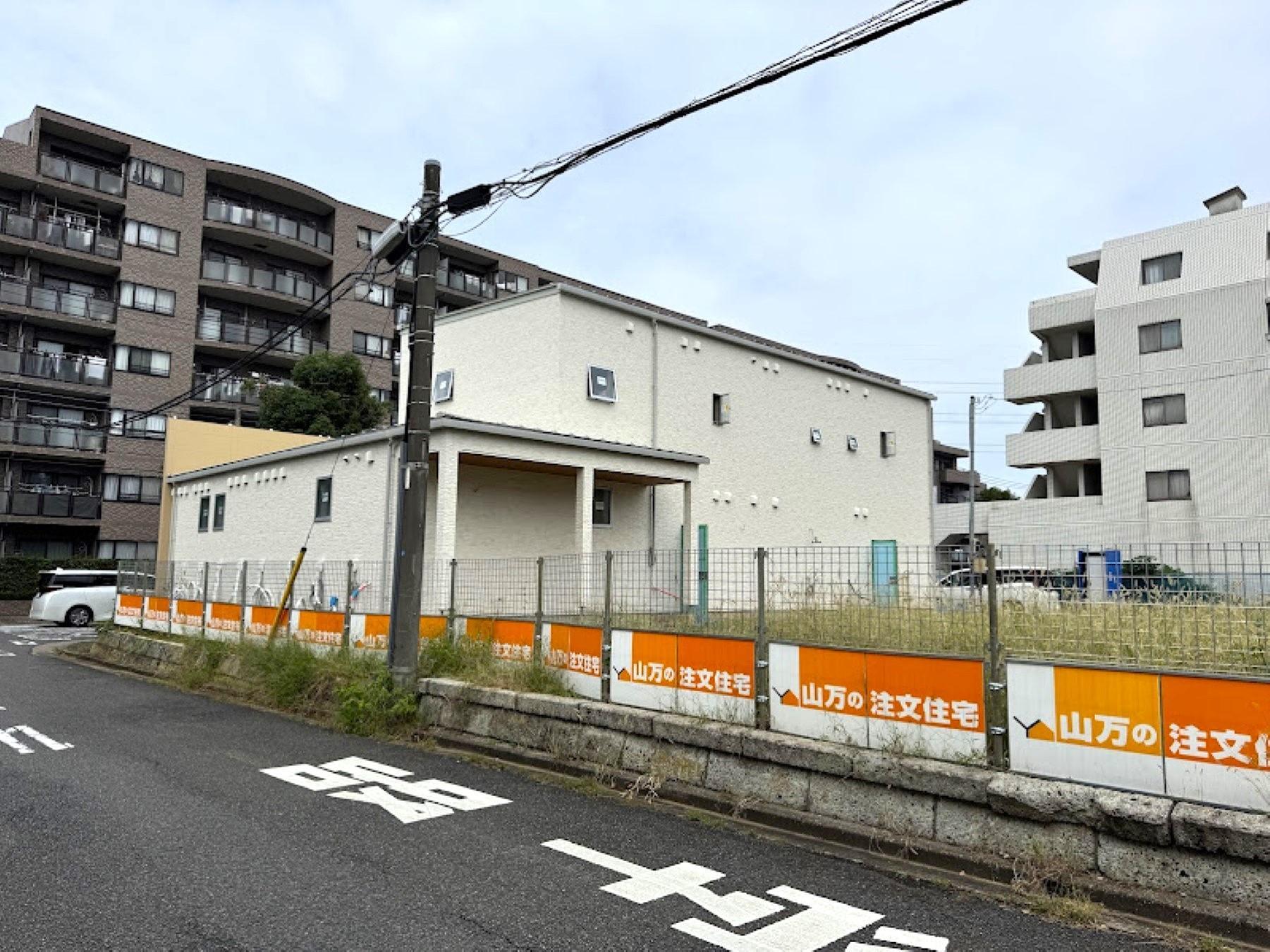 山万ユーカリが丘線中学校駅方面に向かう道を入った所の写真。