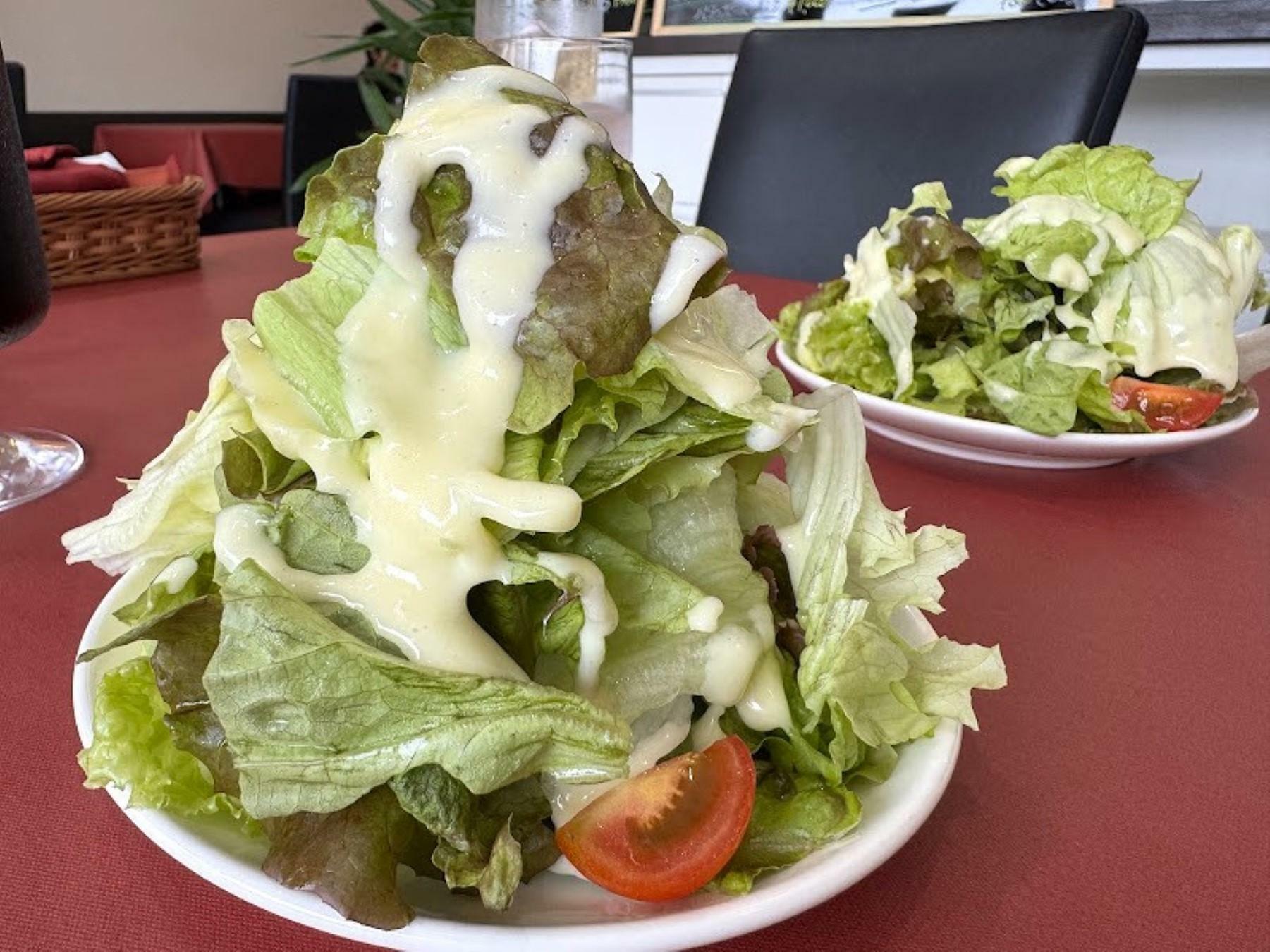 セットのサラダが大盛！　ドレッシングもとっても美味しいです。