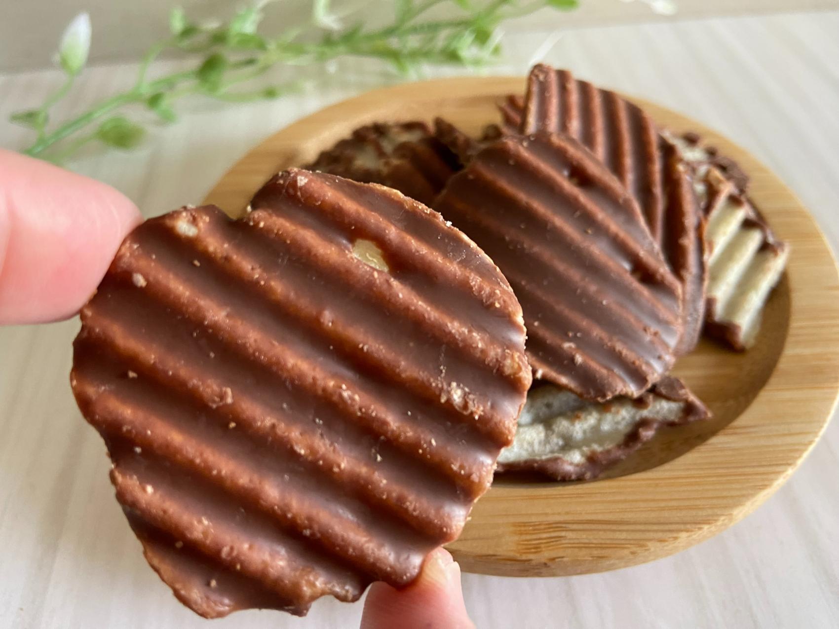 厚切りポテトチップにチョコレート