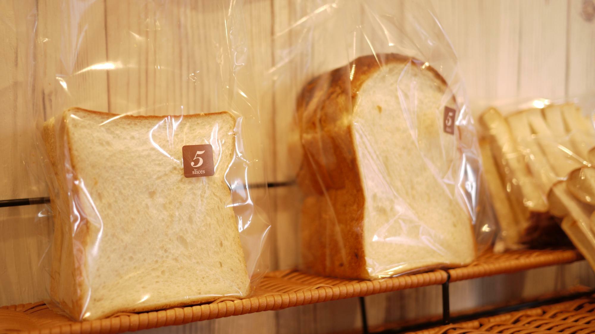 極み熟成食パン（左）、もちもち玄米食パン（右）