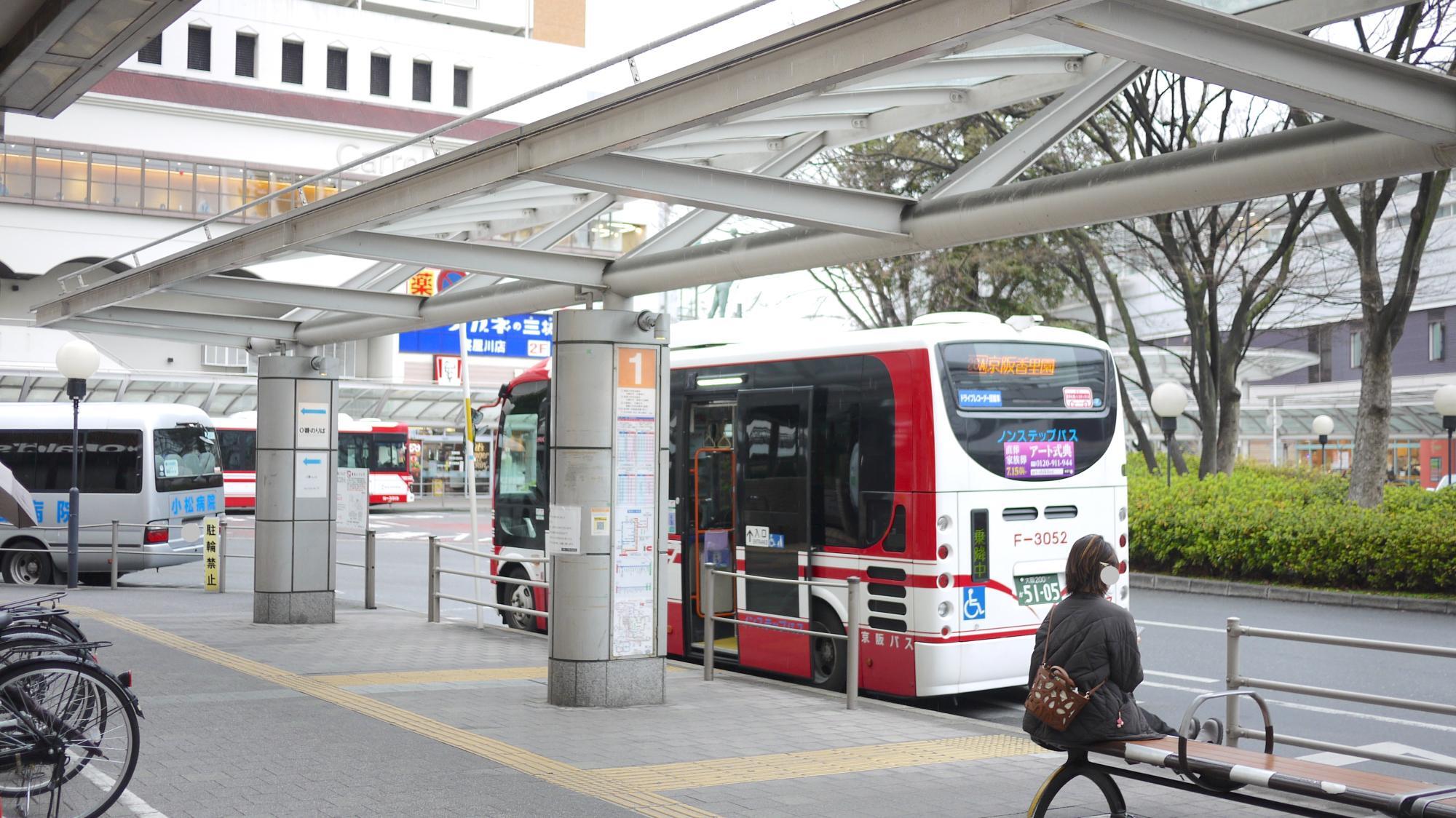 停車中のバスは別路線のものです