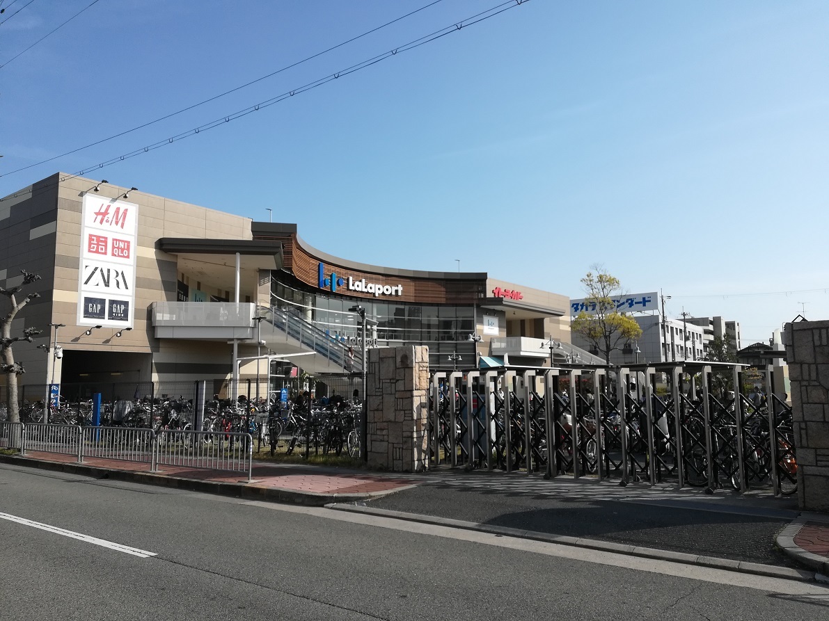 「ららぽーと甲子園」の自転車置き場の向い