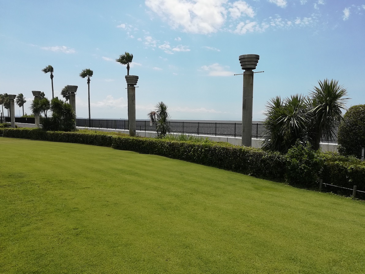 緑の芝生が気持ちいい鳴尾浜臨海公園