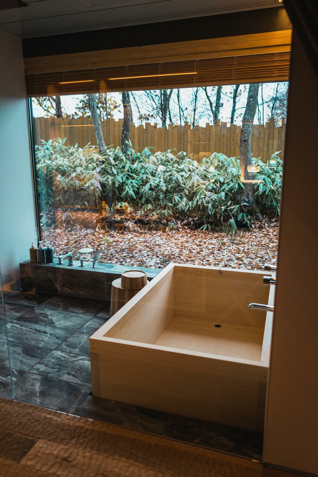 内風呂は総檜造り。オープンからまだまだ時間が経っていないこともあって、檜の濃い香りが浴室に漂っています
