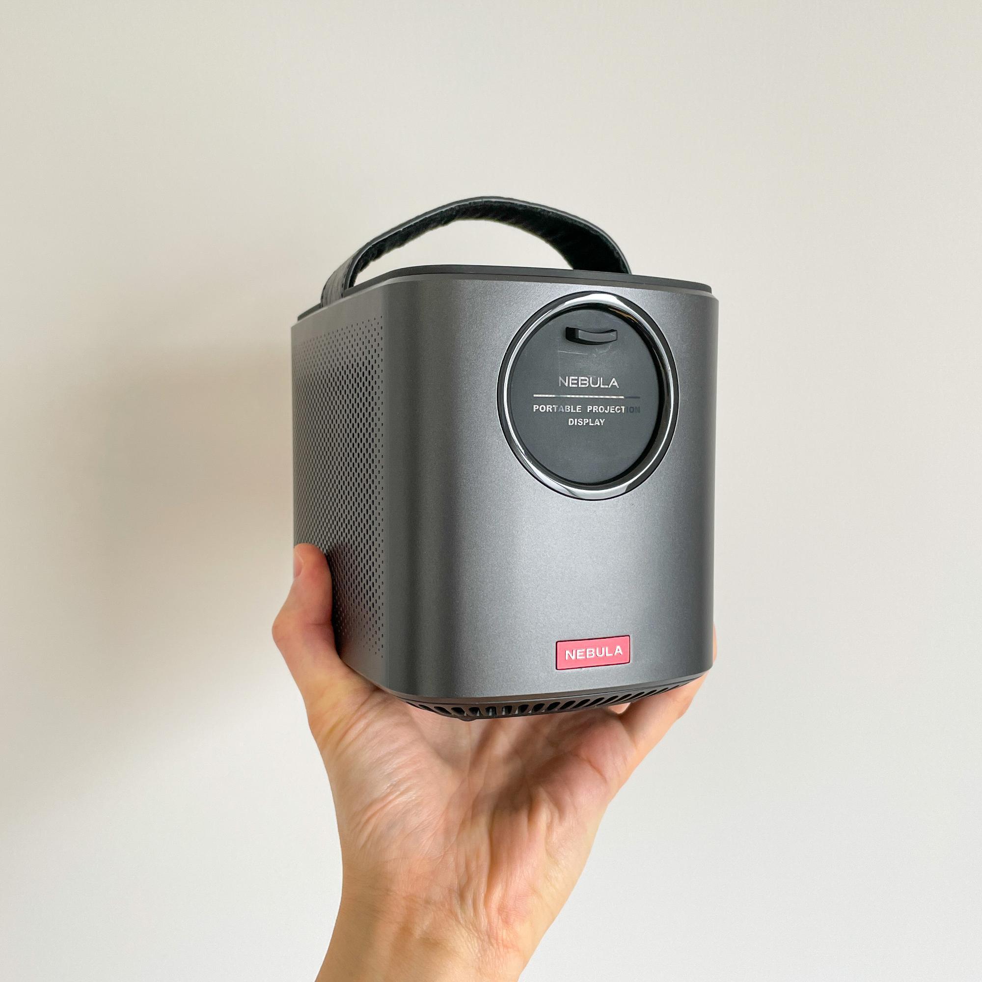 Ankerのモバイル型最高の明るさと音出力のプロジェクター Ankerのモバイル型最高の明るさと音出力のプロジェクター
