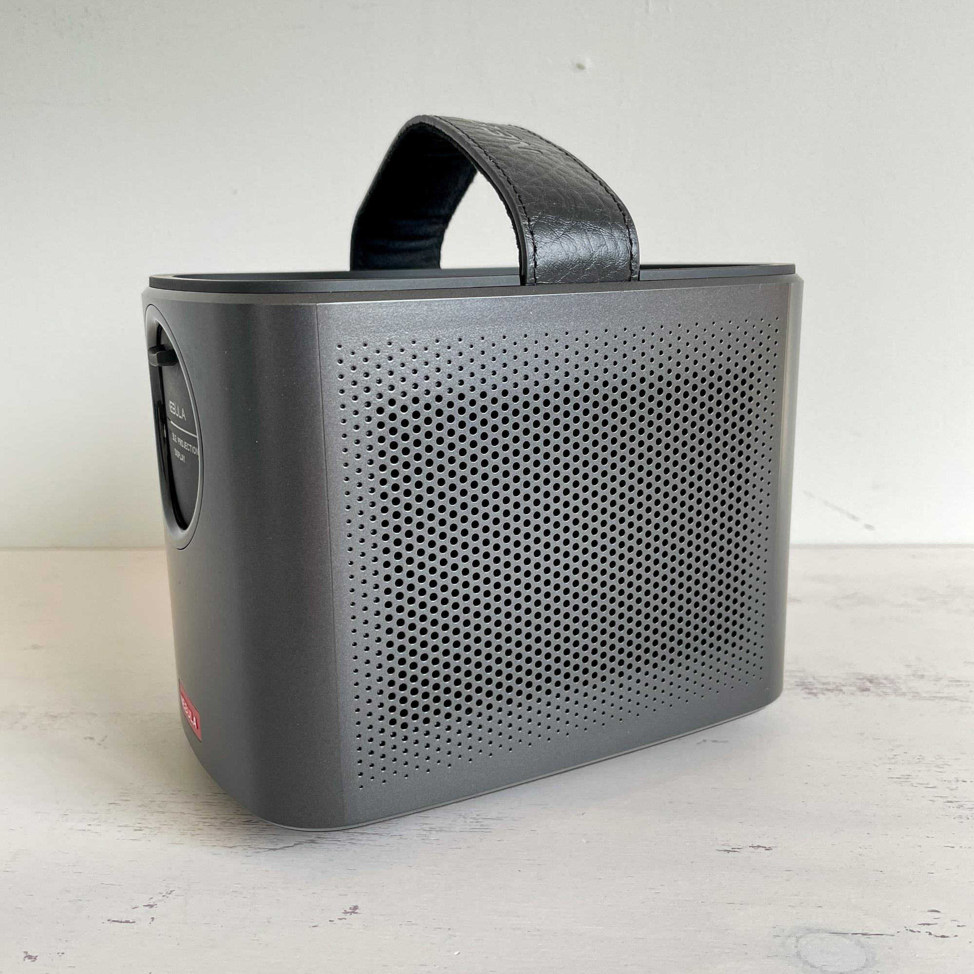 Ankerのモバイル型最高の明るさと音出力のプロジェクター Ankerのモバイル型最高の明るさと音出力のプロジェクター