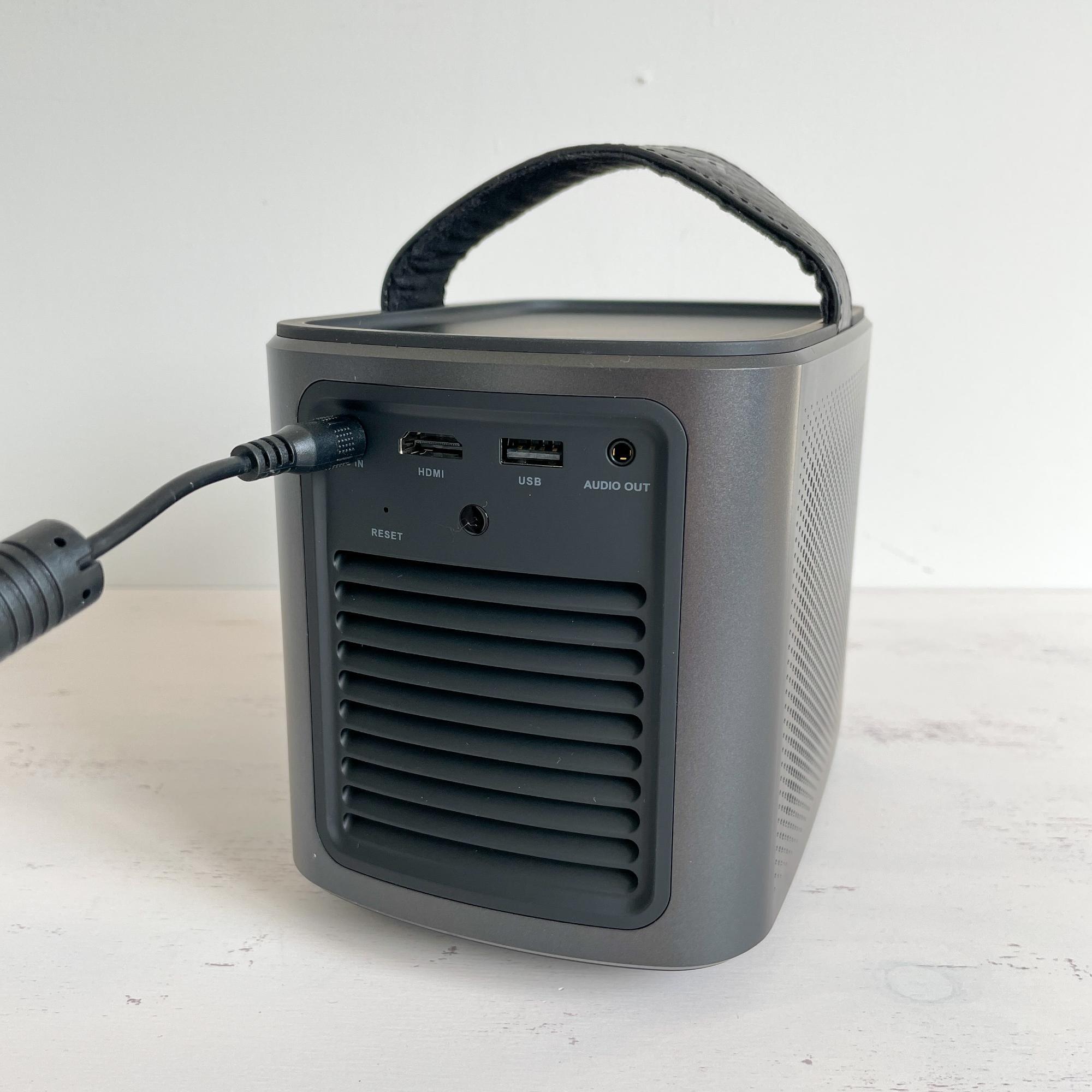 Ankerのモバイル型最高の明るさと音出力のプロジェクター Ankerのモバイル型最高の明るさと音出力のプロジェクター