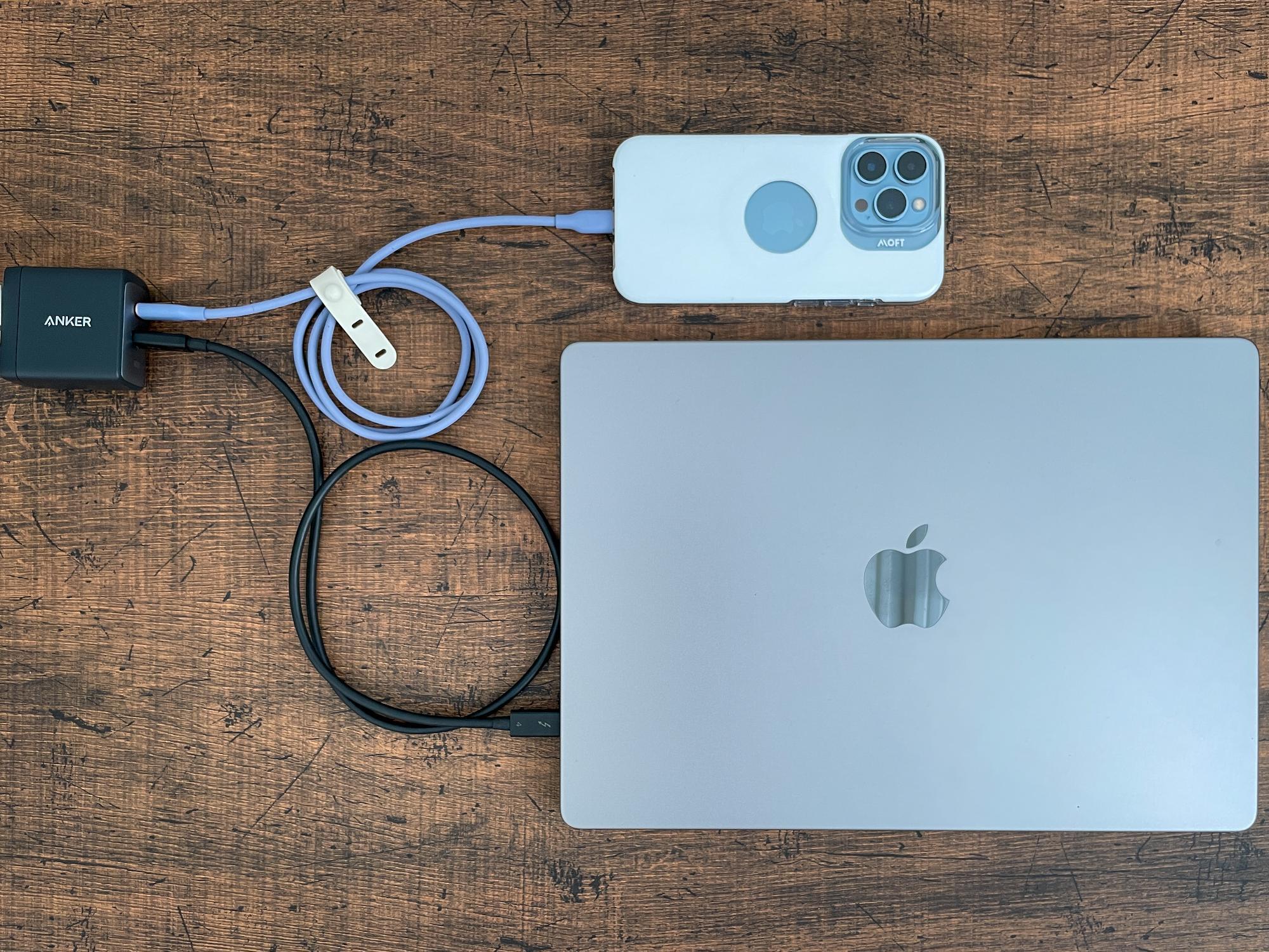 14インチMacBook Proにも最適な最大65W出力の2ポートUSB-C充電器 14インチMacBook Proにも最適な最大65W出力の2ポートUSB-C充電器
