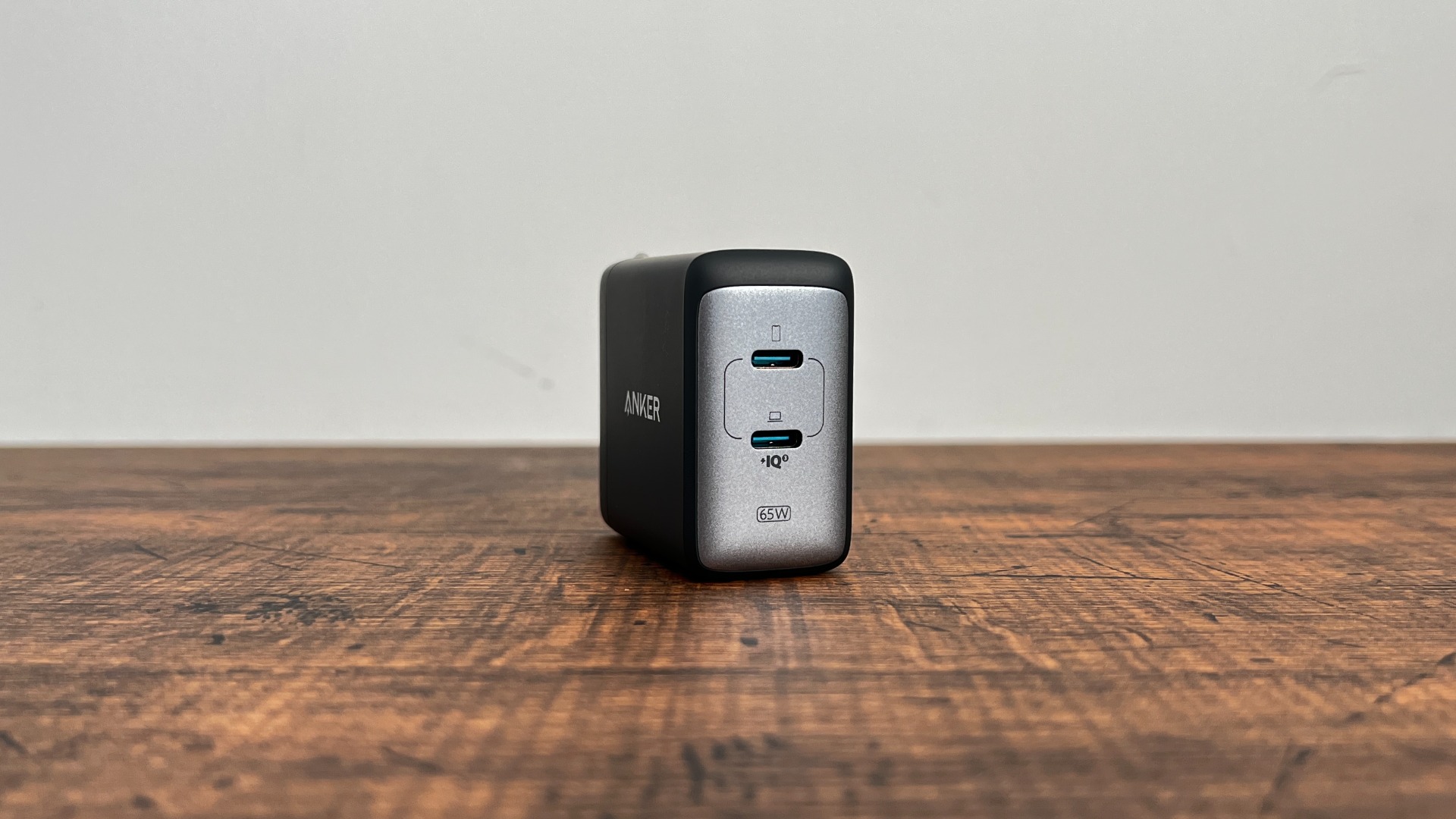 14インチMacBook Proにも最適な最大65W出力の2ポートUSB-C充電器 14インチMacBook Proにも最適な最大65W出力の2ポートUSB-C充電器