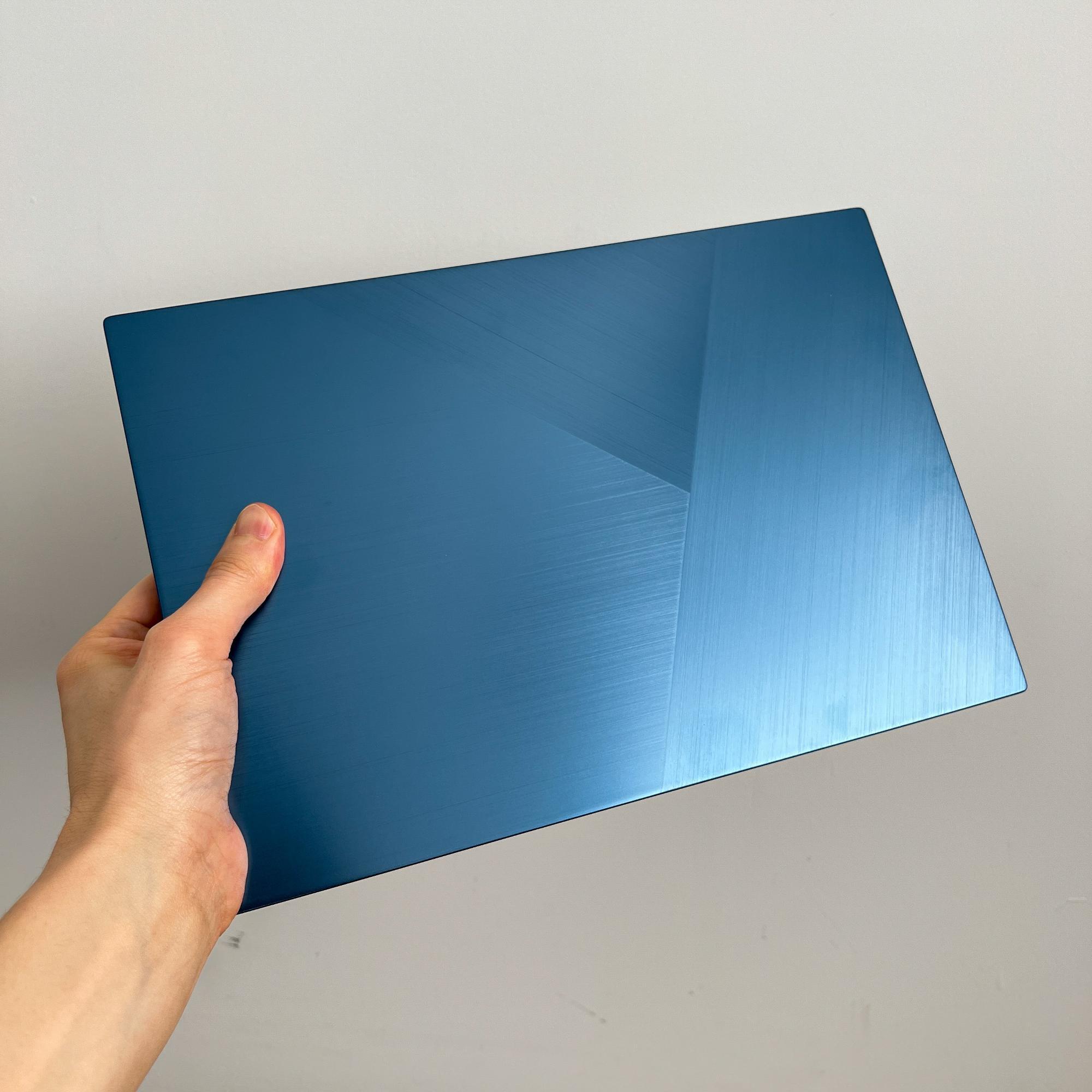 ラピスブルーとSAKURAの2色で彩る14型モバイルノートPC ラピスブルーとSAKURAの2色で彩る14型モバイルノートPC