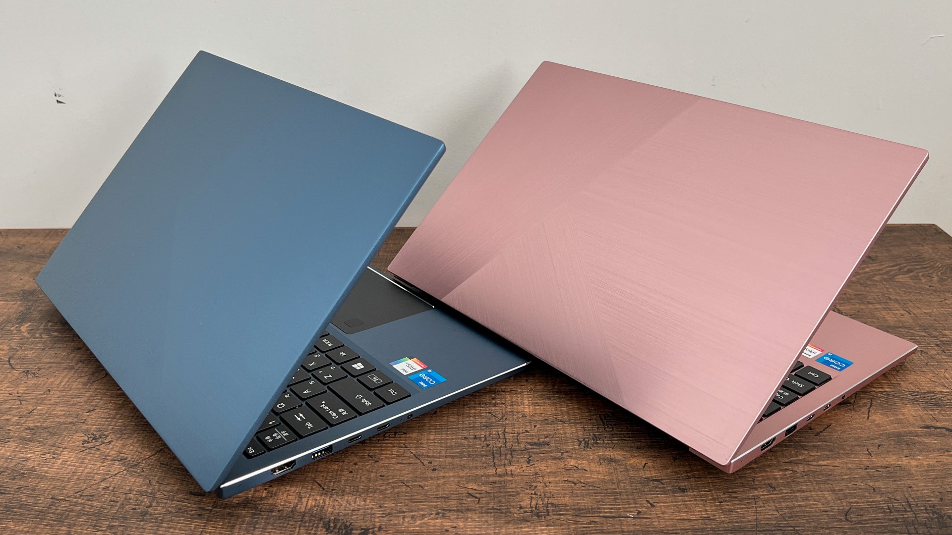 ラピスブルーとSAKURAの2色で彩る14型モバイルノートPC ラピスブルーとSAKURAの2色で彩る14型モバイルノートPC