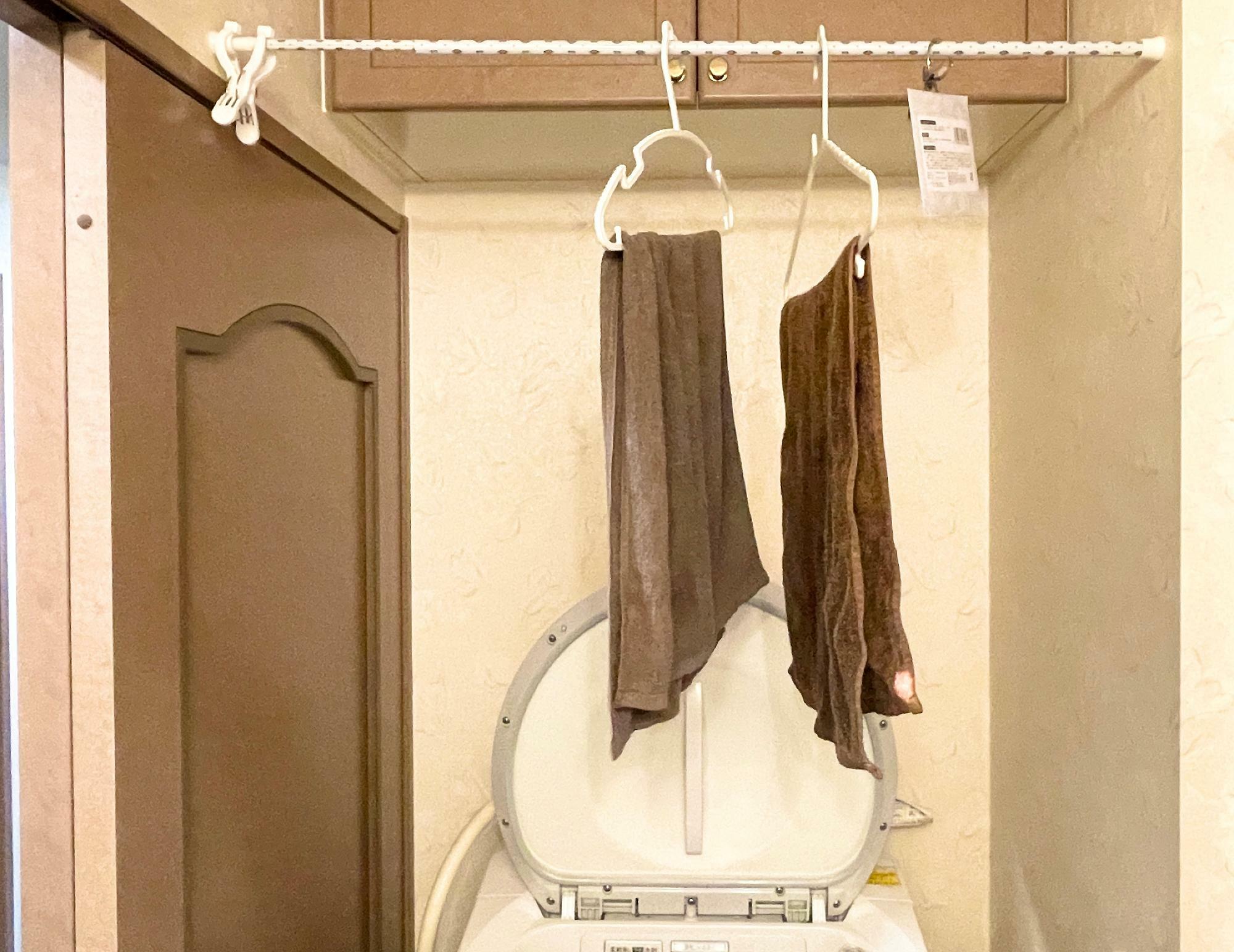 洗濯機の上に突っ張り棒を設置してタオルを乾かす