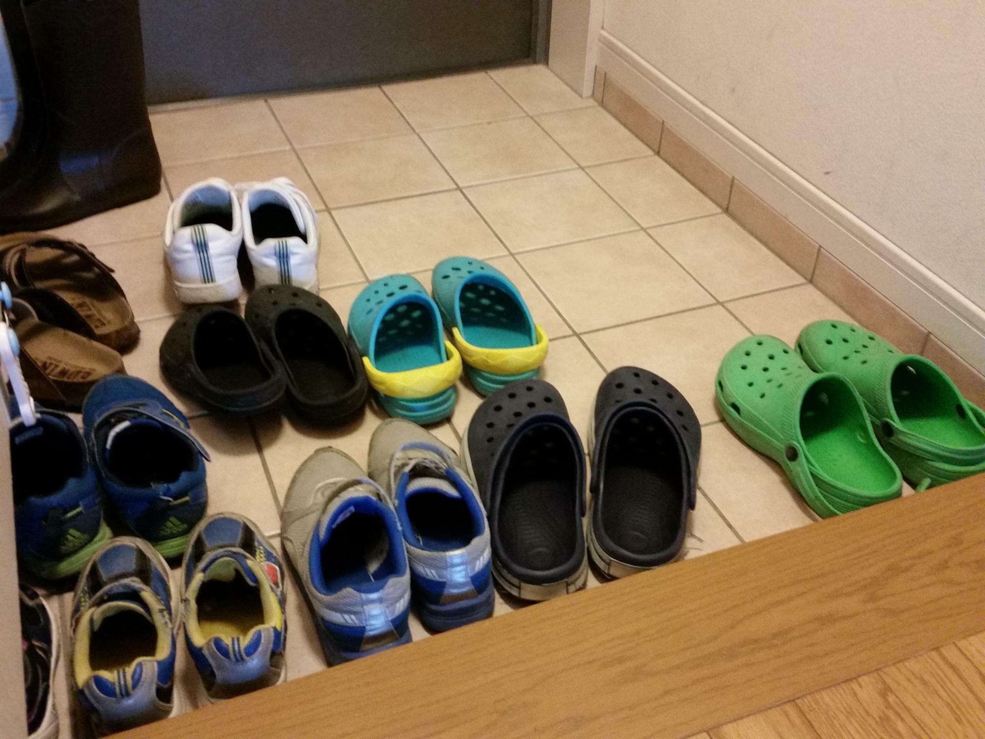 玄関にたくさんの靴が出ている…
