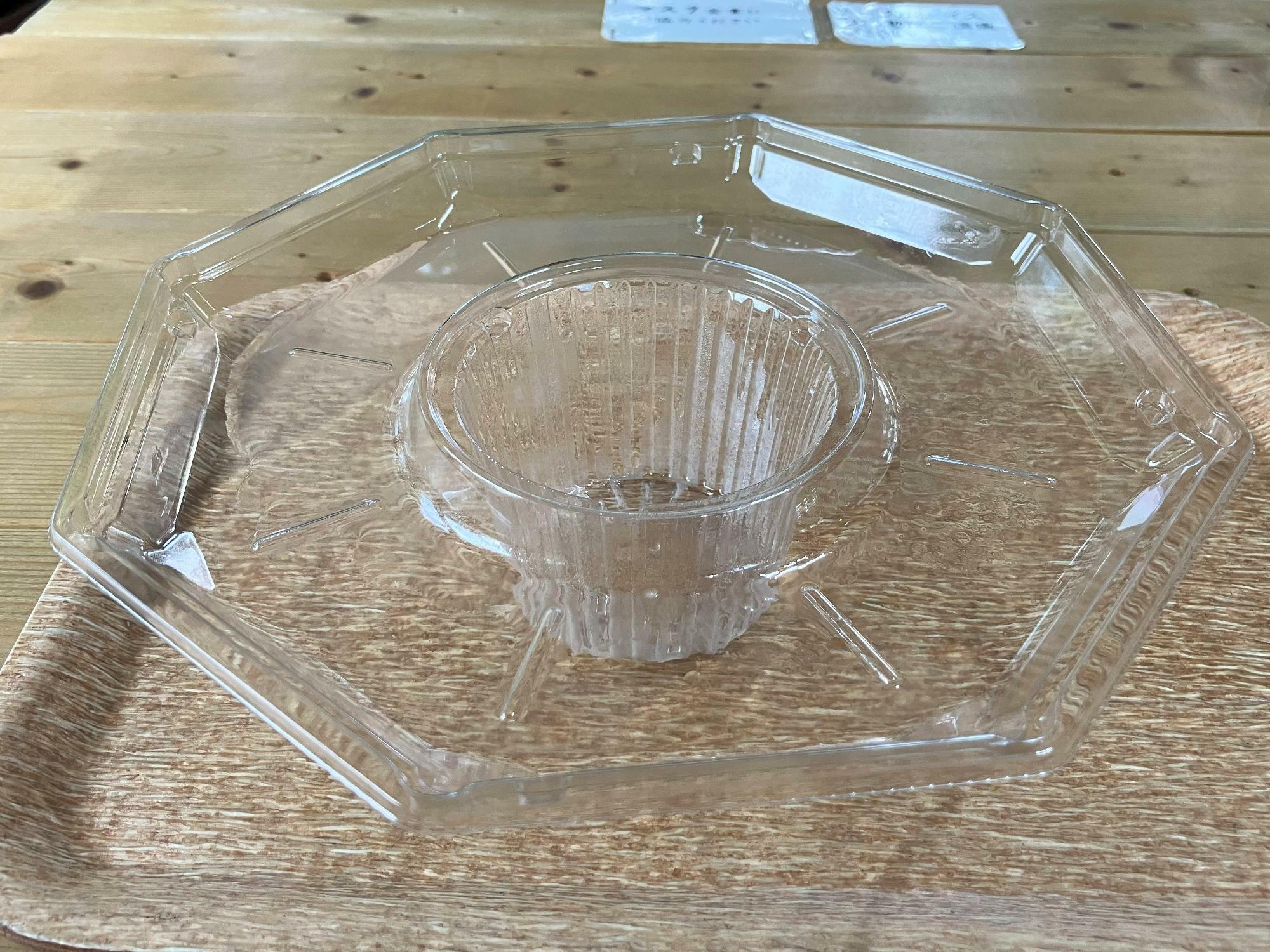 かき氷本体のカップを外すと、帽子をひっくり返したような独特の形状の受け皿。
