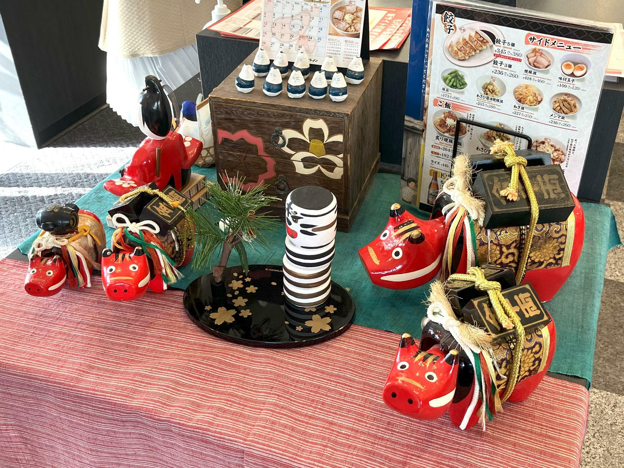 会津地方の民芸品　赤べこが展示されています