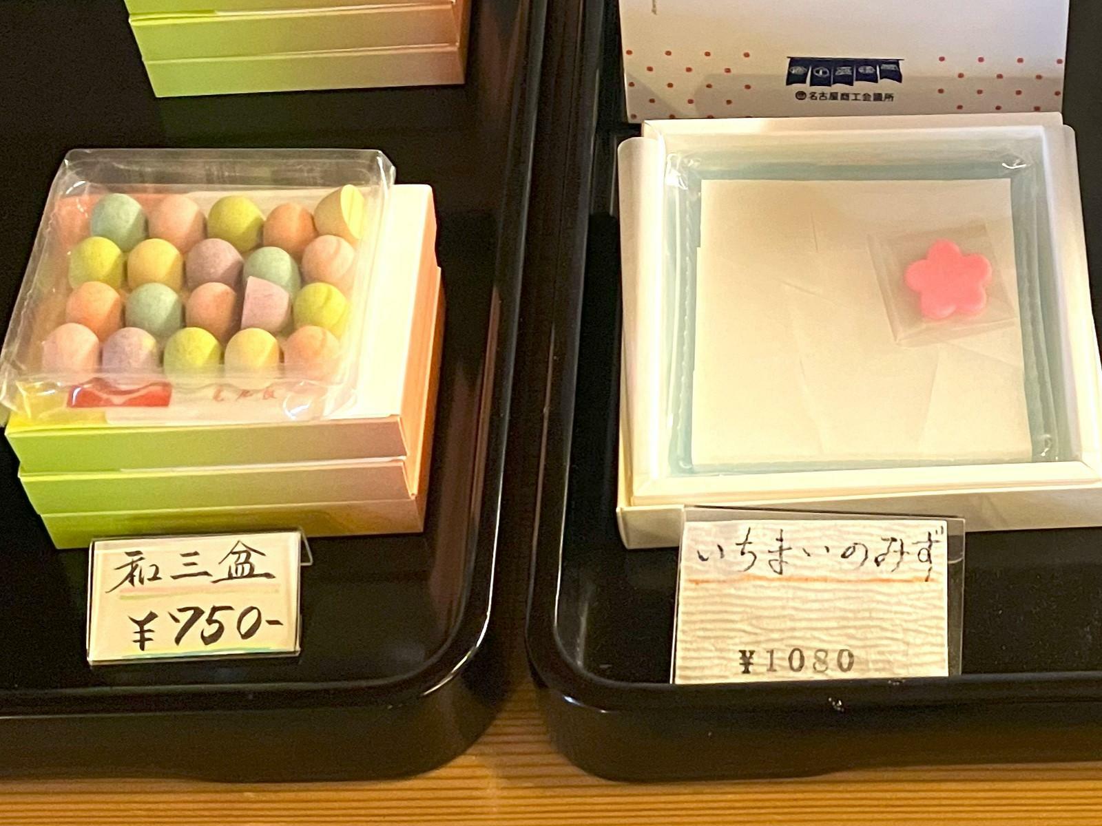 左　マカロンのような色彩がかわいらしい「和三盆」　右　名古屋城のお堀に張る薄氷をイメージした「いちまいのみず」愛知県の銘酒・蓬莱泉を使用した大人のお菓子。