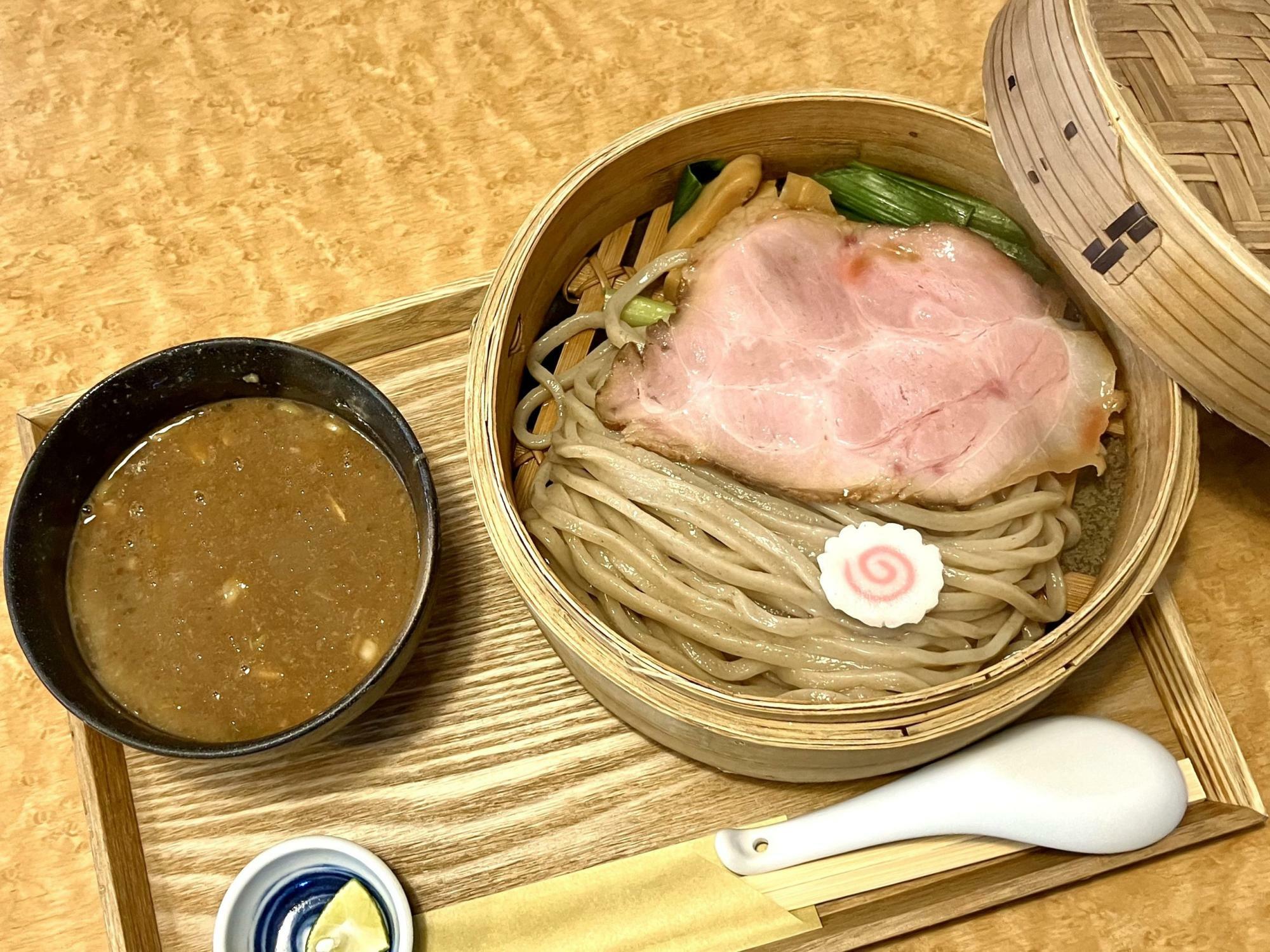 国産小麦5種類配合のこだわり。全粒粉入り。