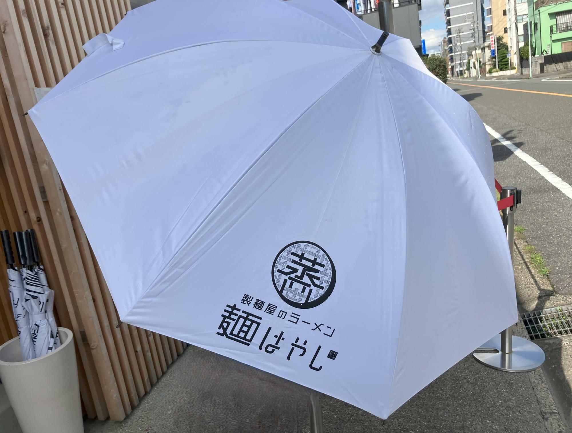 晴雨兼用の傘も用意されています。暑い日や雨の日の行列でも安心！？